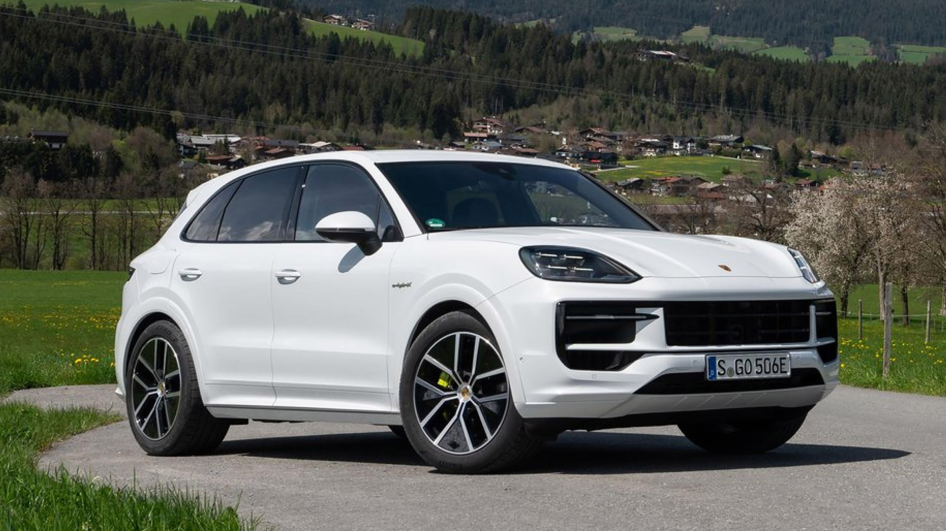 Porsche Cayenne E-Hybrid - front static