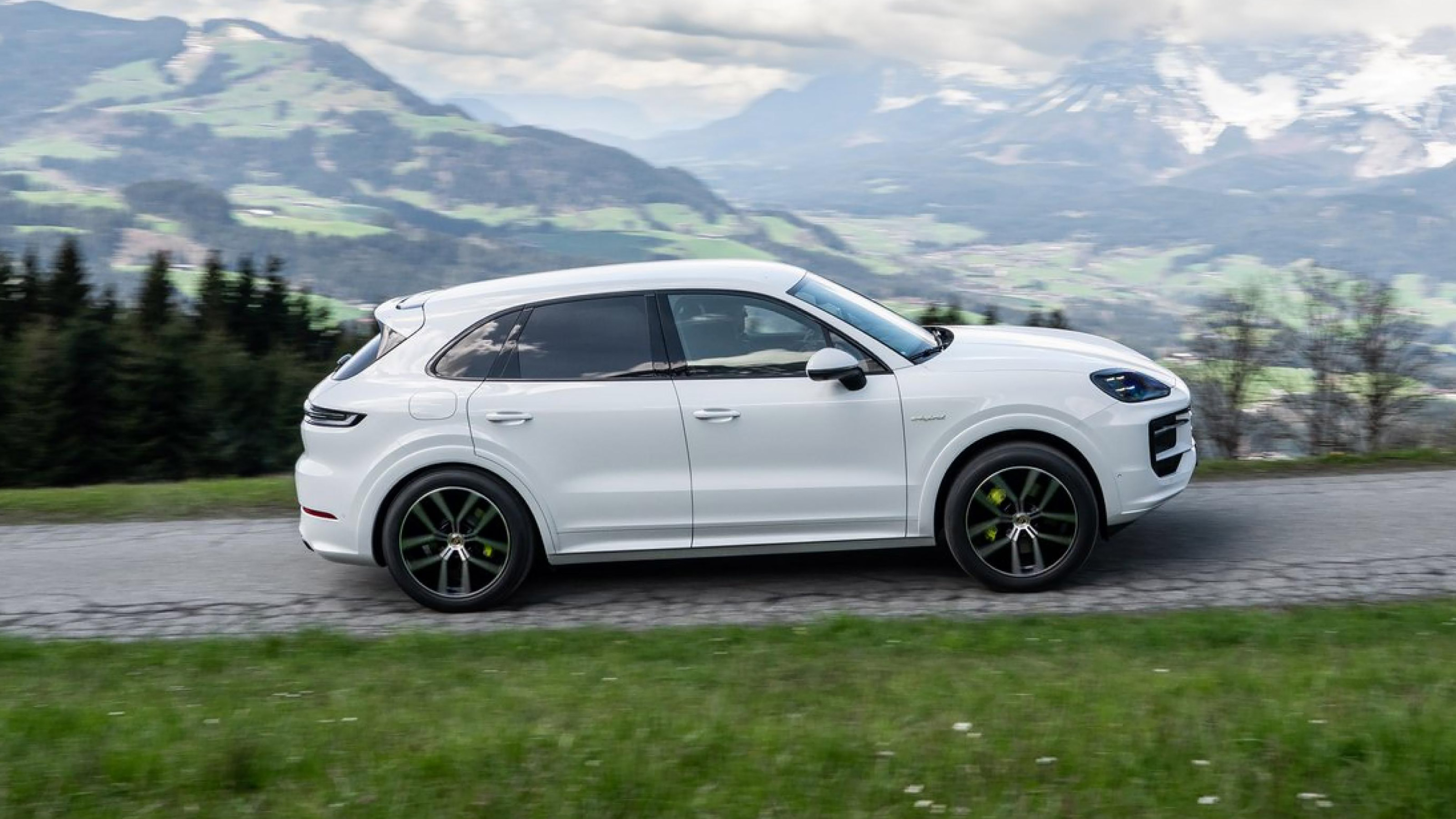 Porsche Cayenne E-Hybrid - side