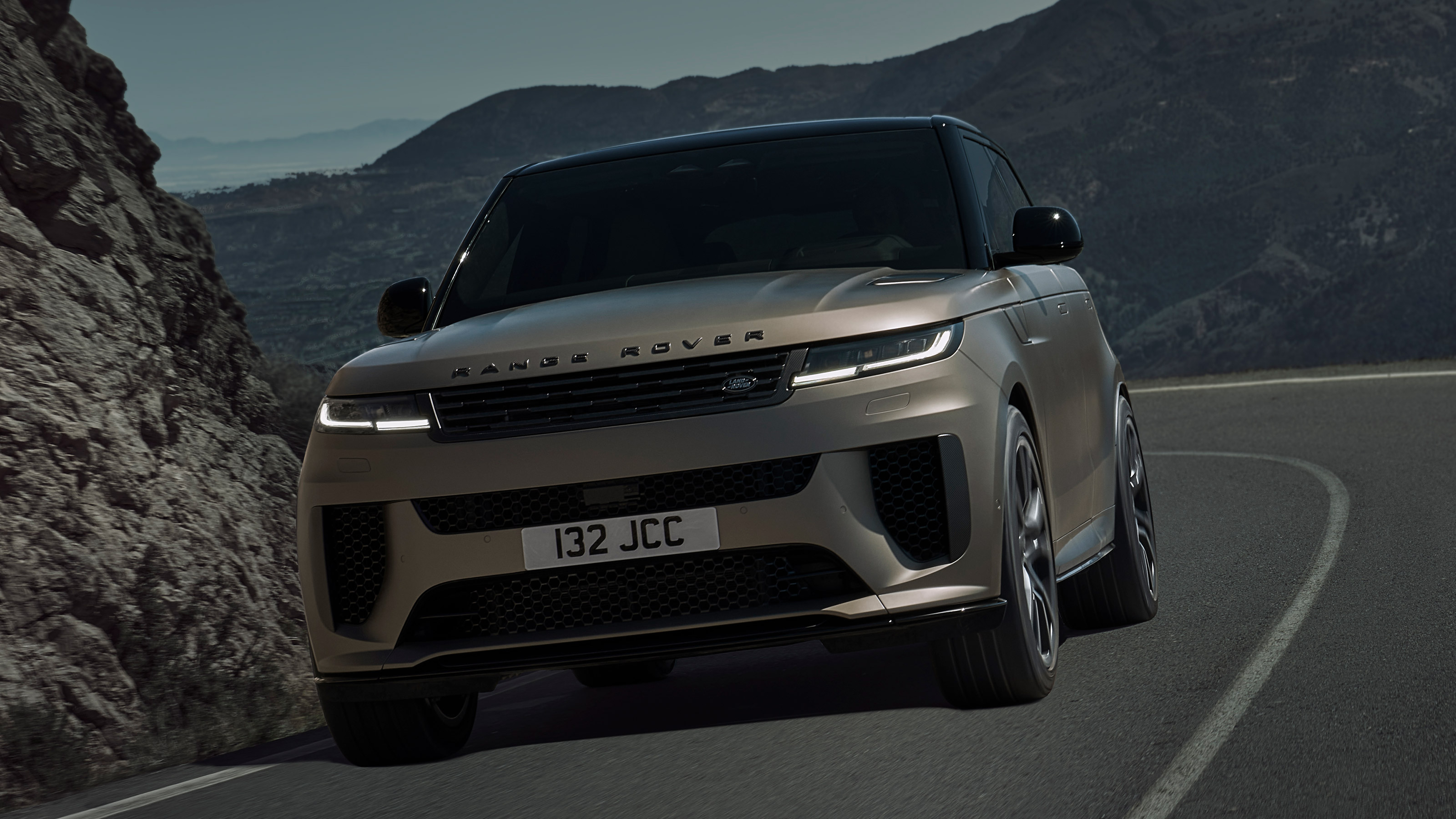 Range Rover Sport SV - front action