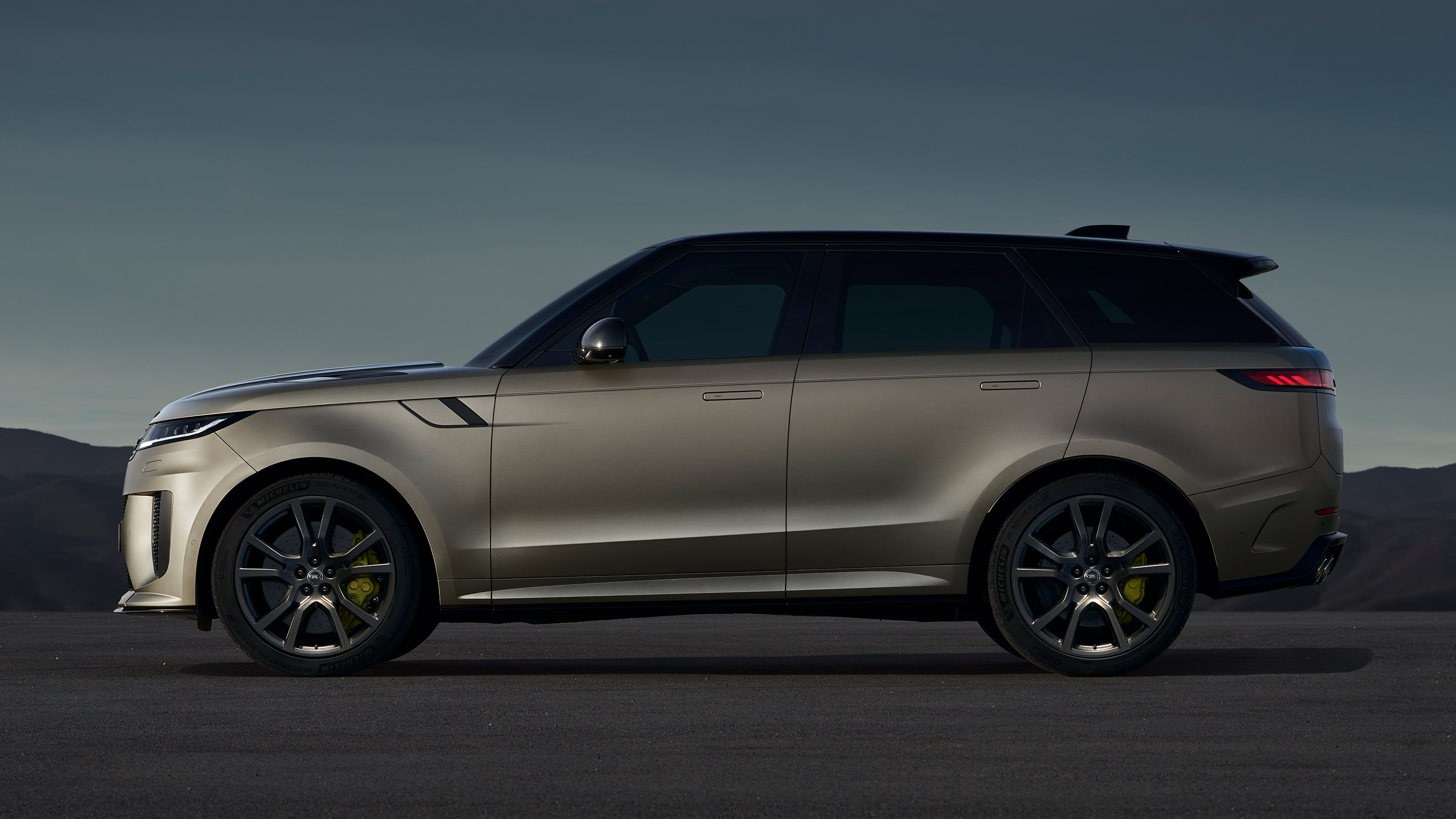 Range Rover Sport SV - side