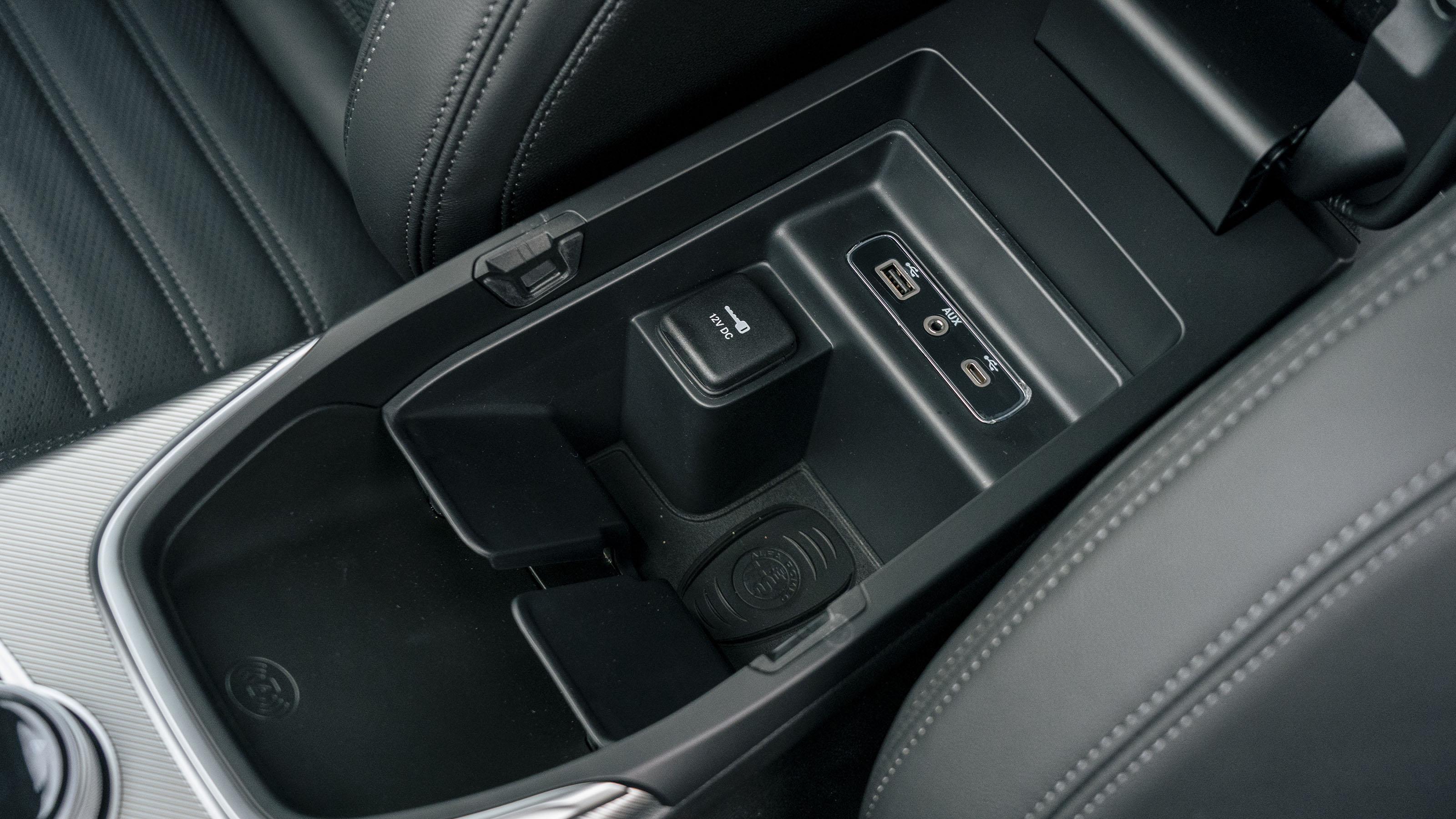 Alfa Romeo Giulia - centre console cubby