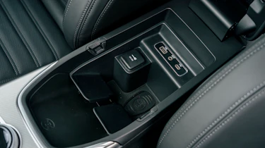 Alfa Romeo Giulia - centre console cubby