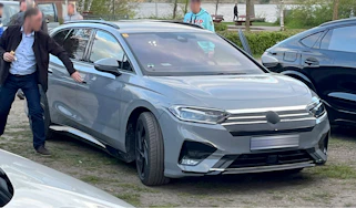 Volkswagen ID. 7 estate (camouflaged) - front static