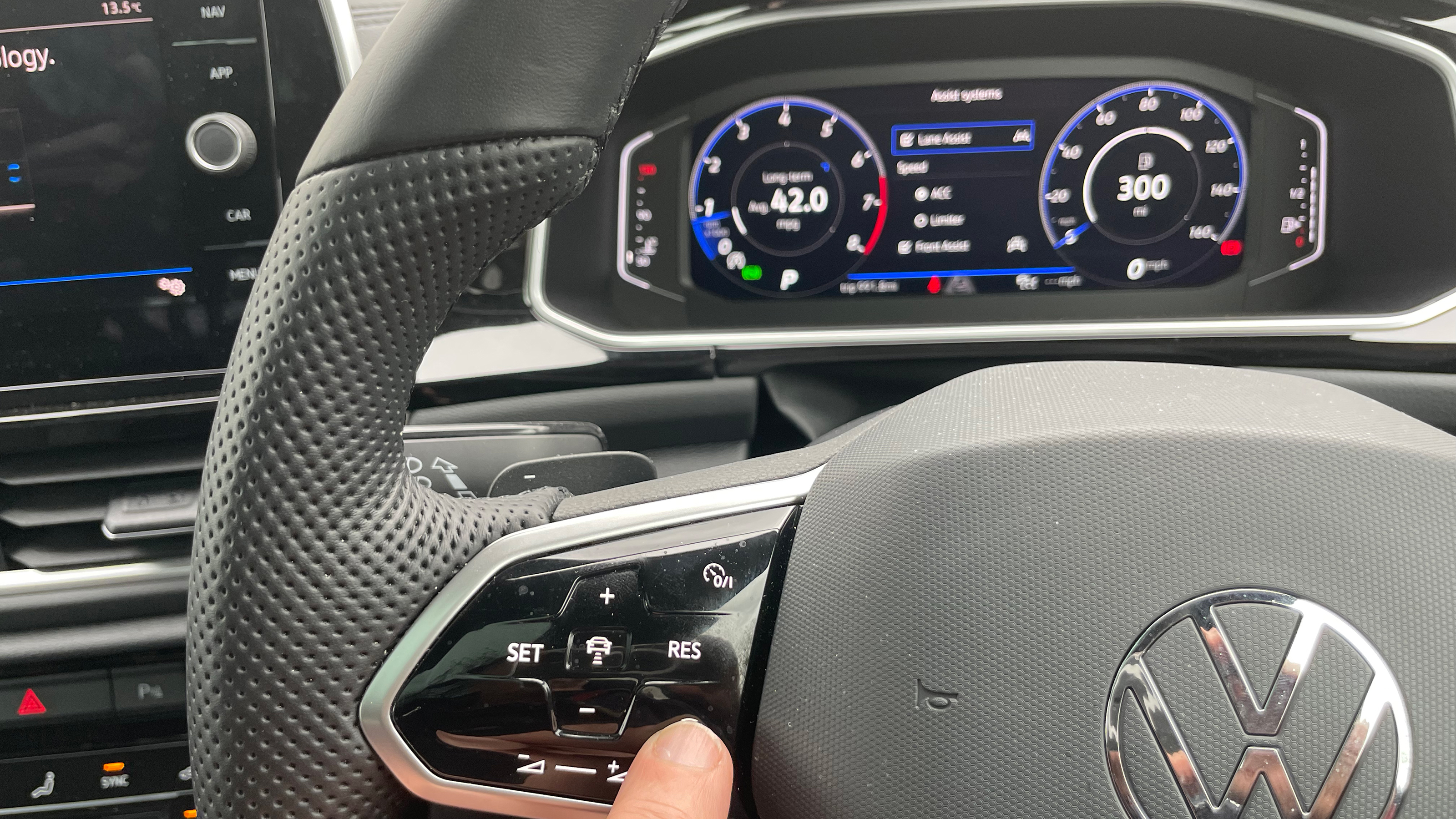Operating Volkswagen T-Roc steering wheel controls