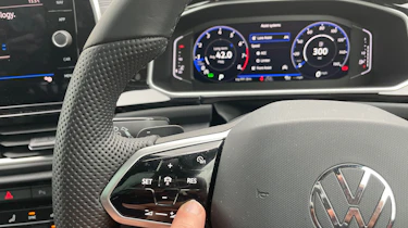 Operating Volkswagen T-Roc steering wheel controls