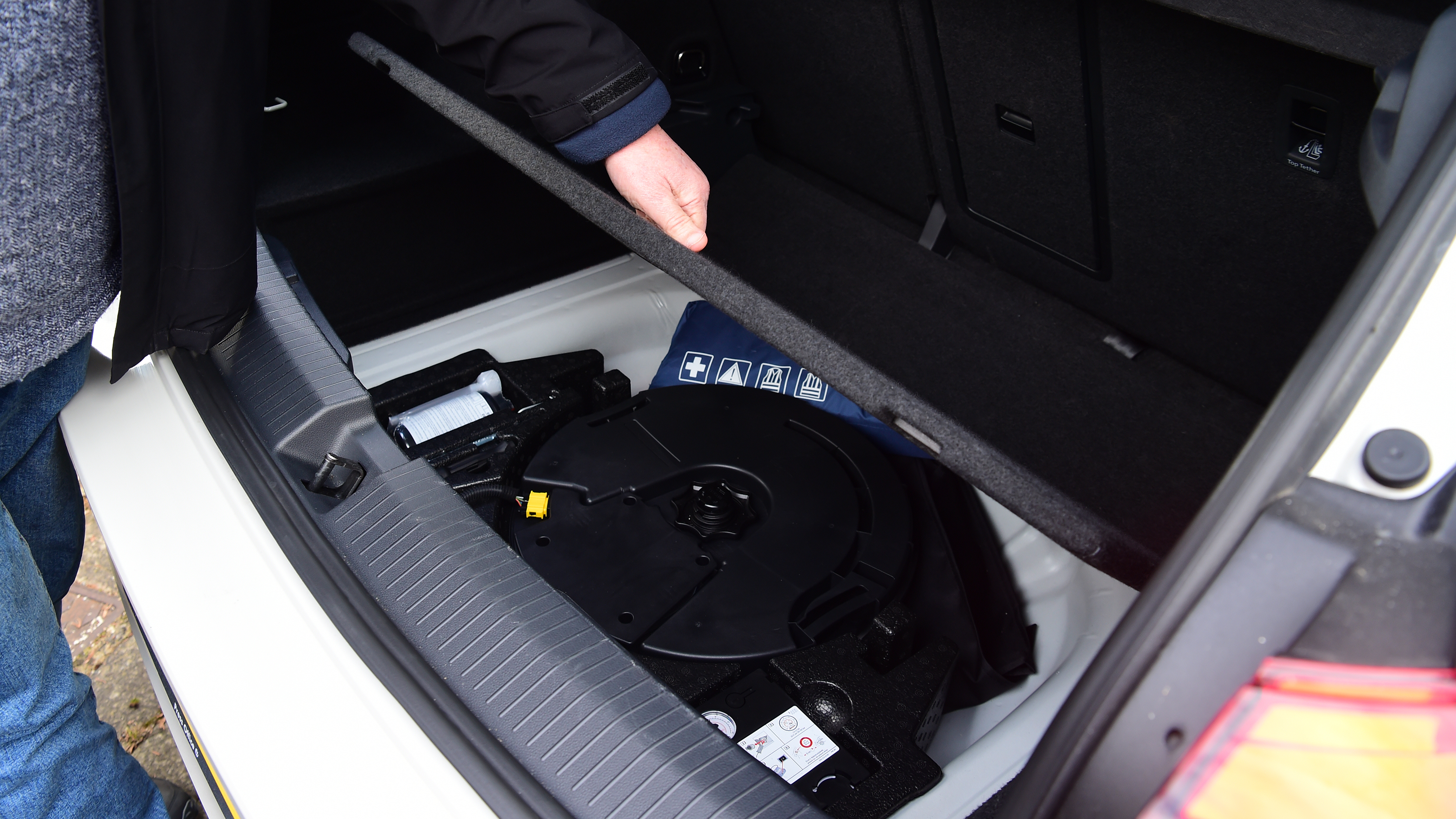 Volkswagen T-Roc - boot underfloor storage