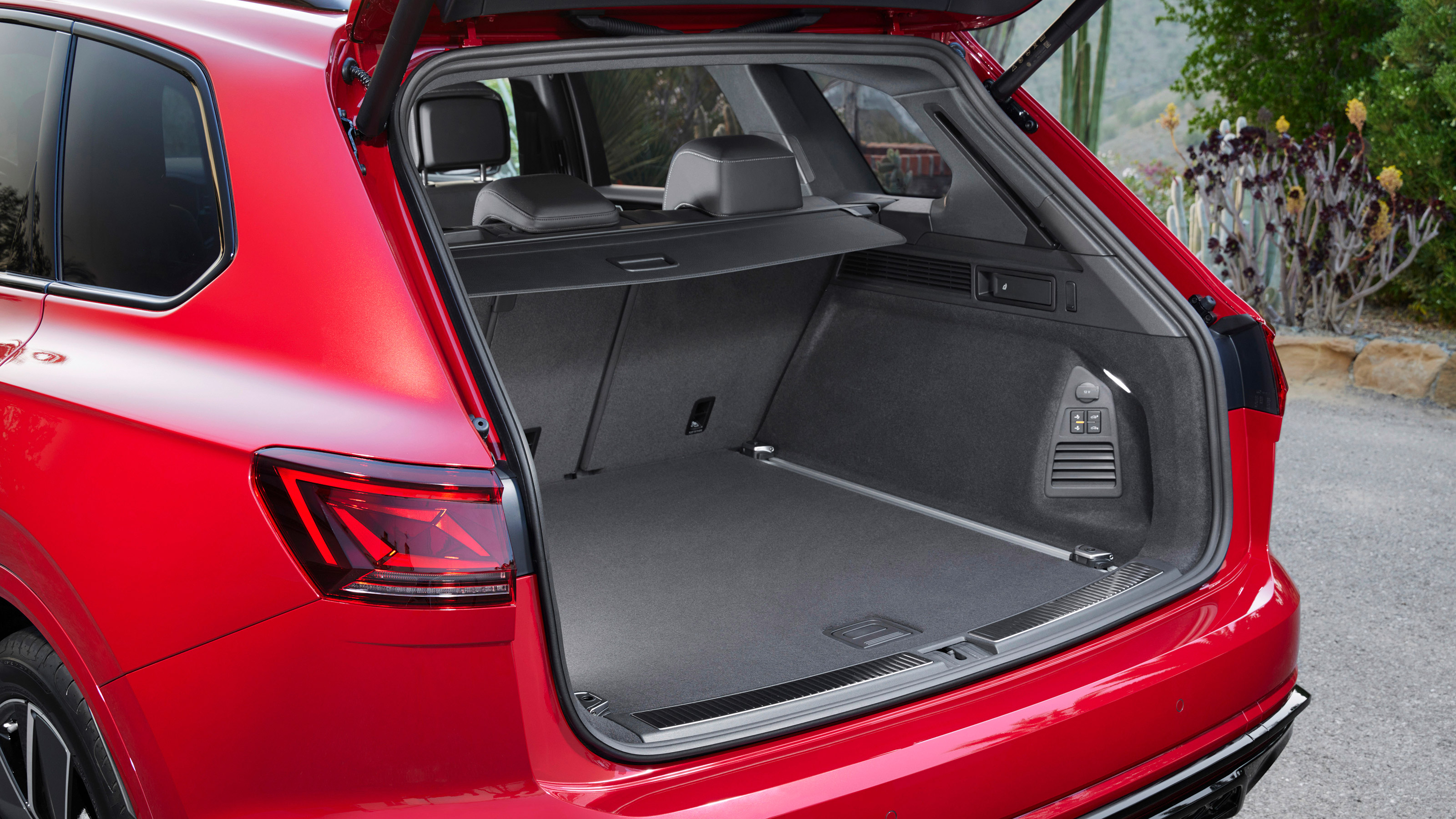 Volkswagen Touareg facelift - boot side