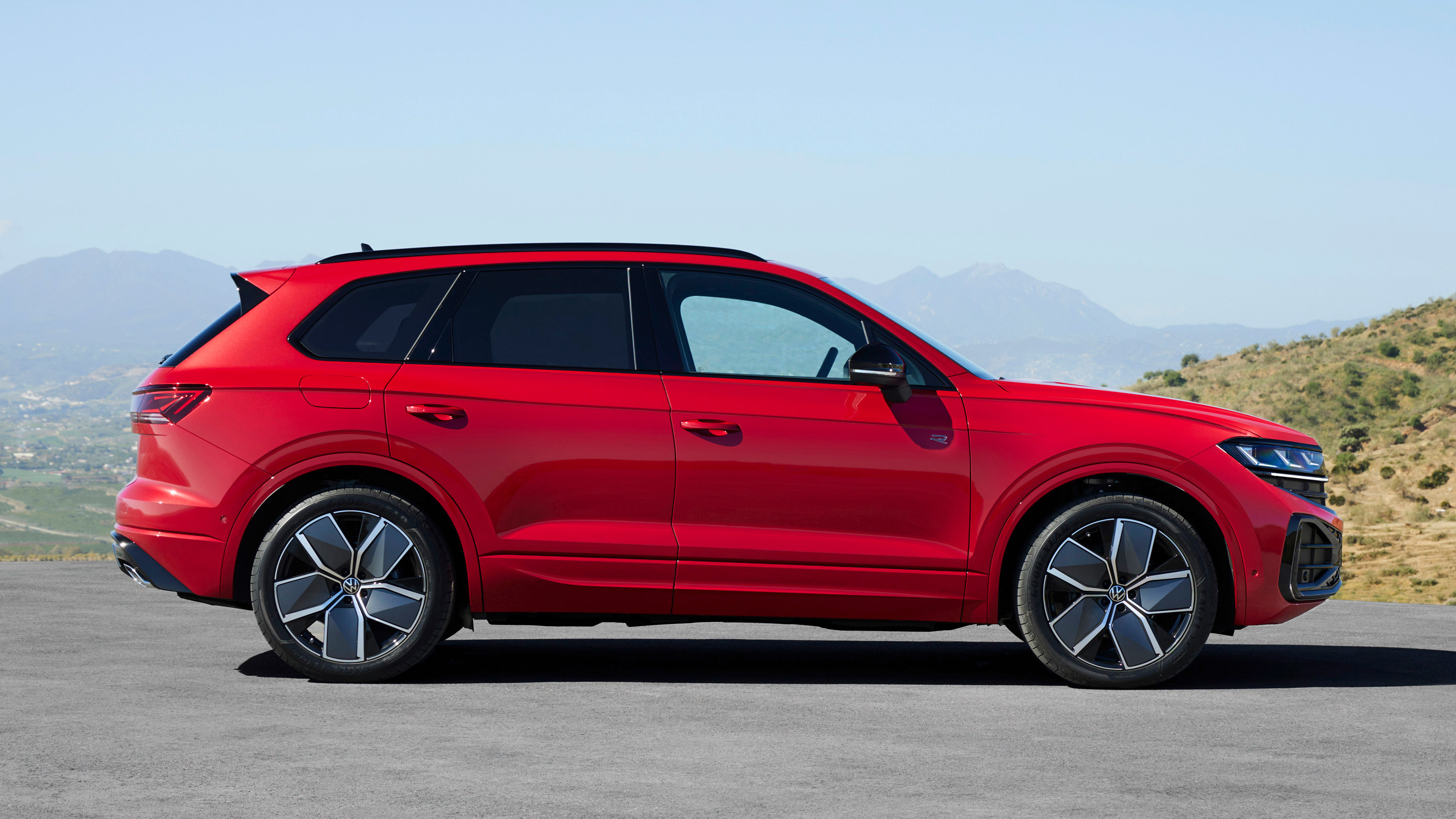 Volkswagen Touareg R-Line - side