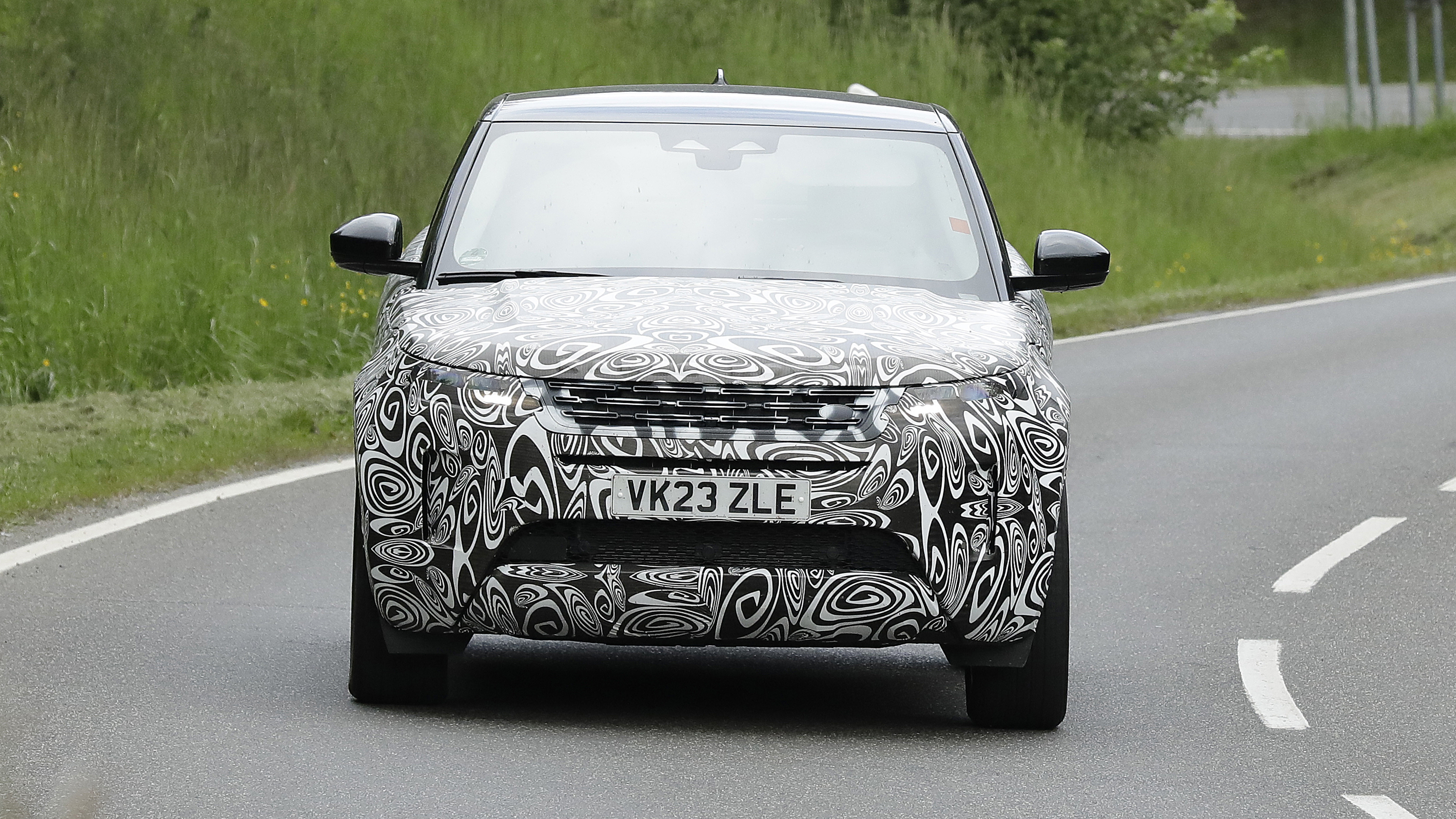 2024 Range Rover Evoque (camouflaged) - front action