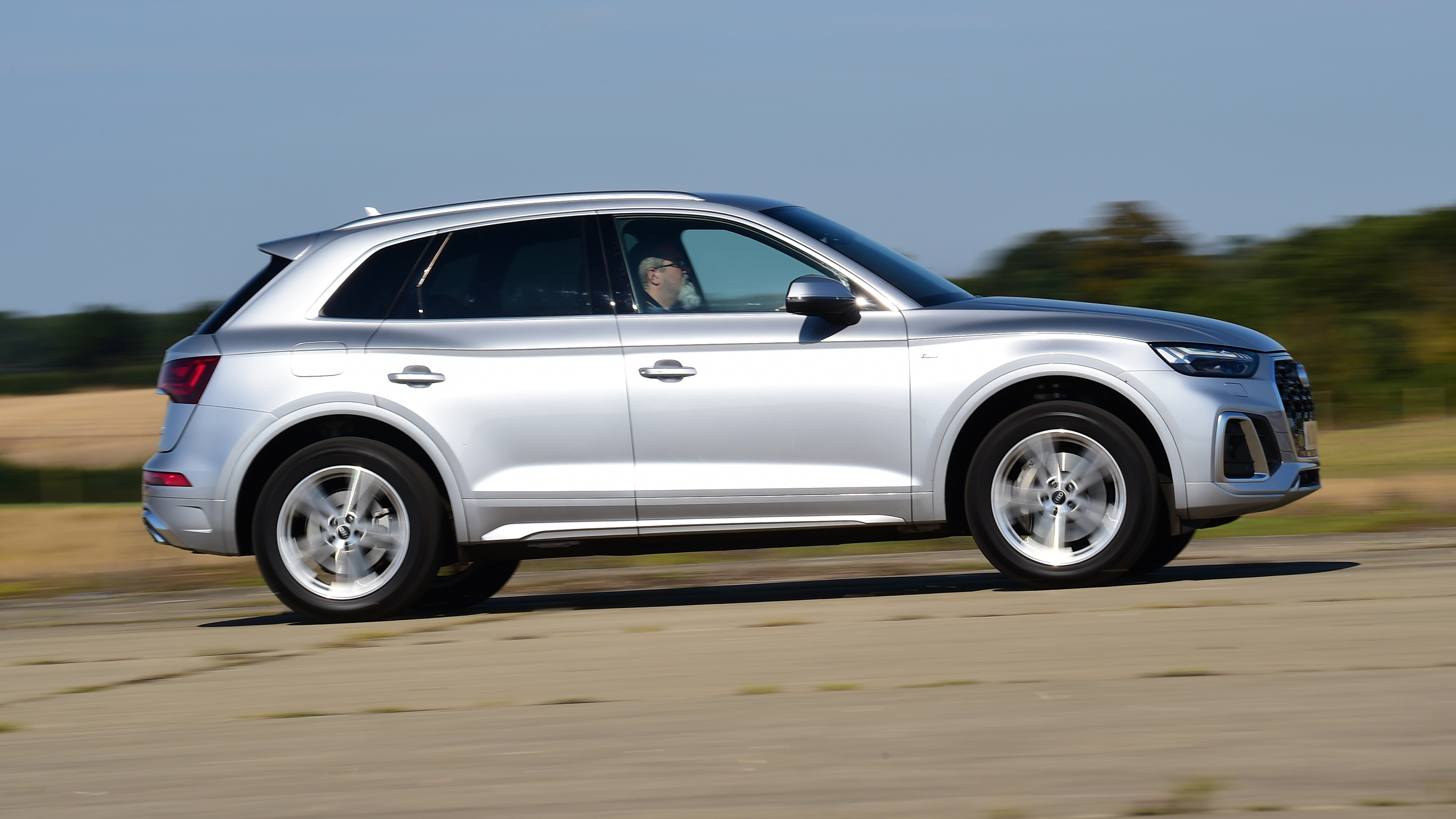 Audi Q5 - side tracking