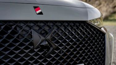 DS 7 - front grille