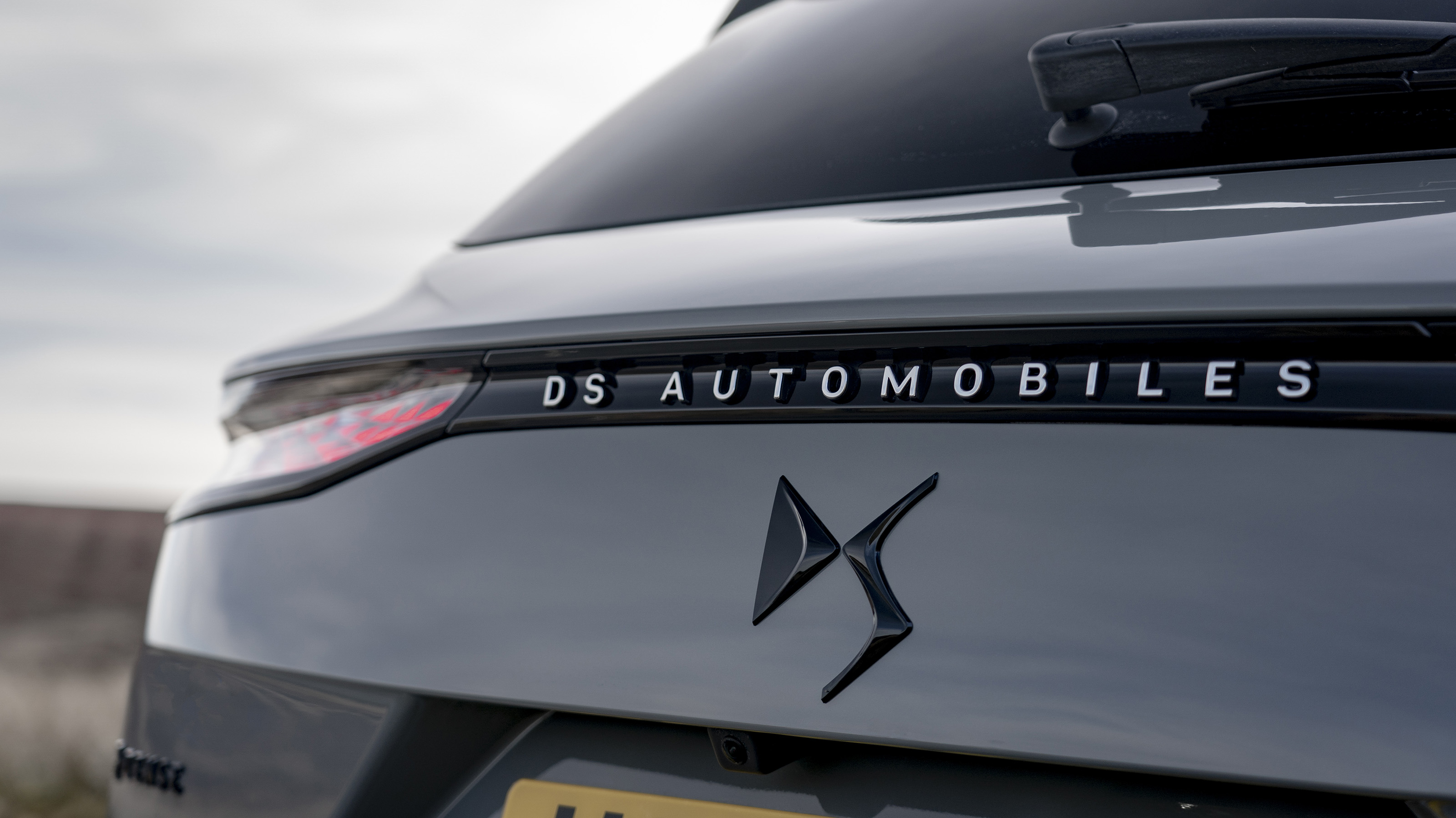 DS 7 - DS Automobiles badge