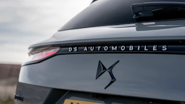 DS 7 - DS Automobiles badge
