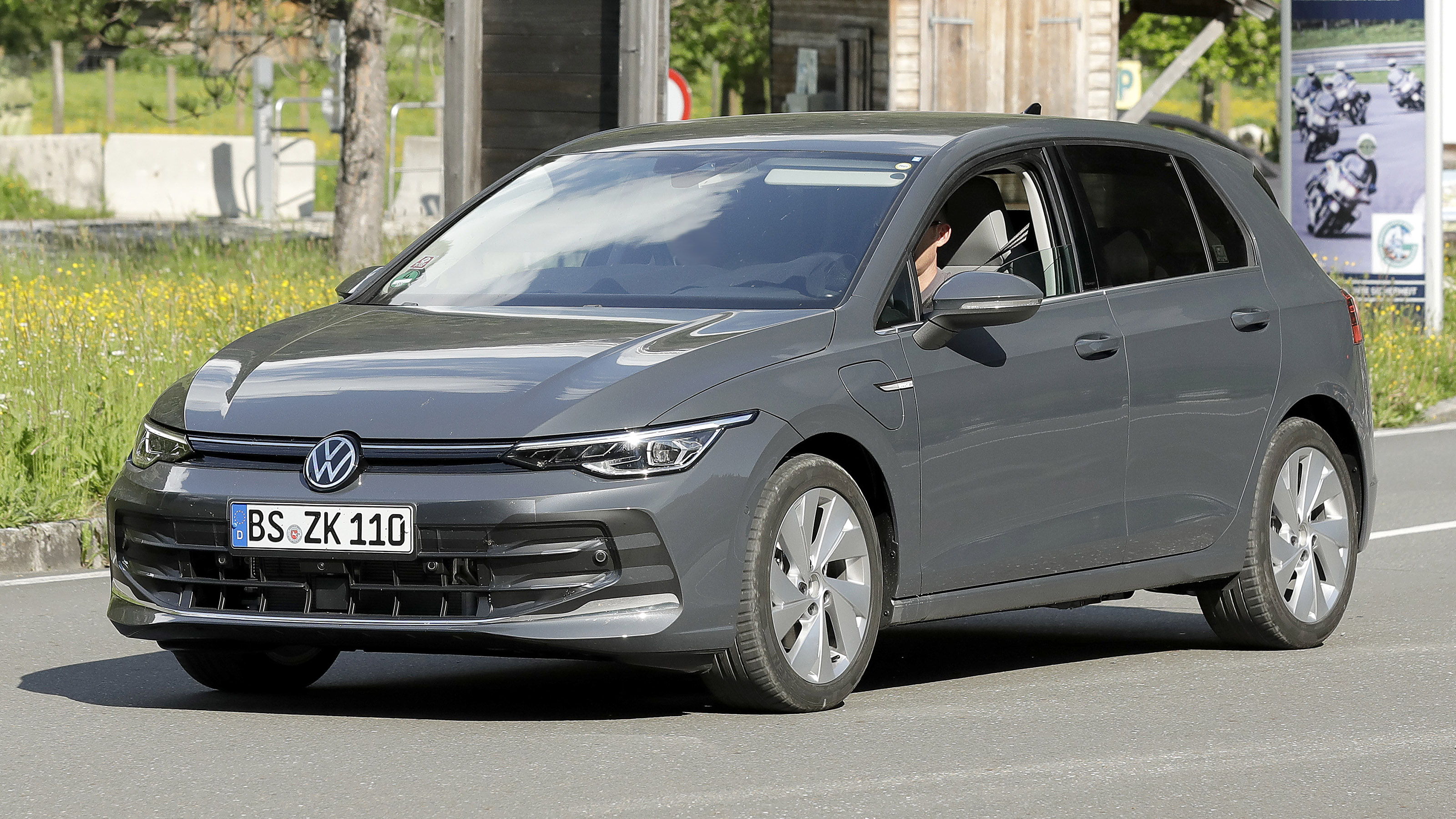 Facelifted Volkswagen Golf 8 spy shot