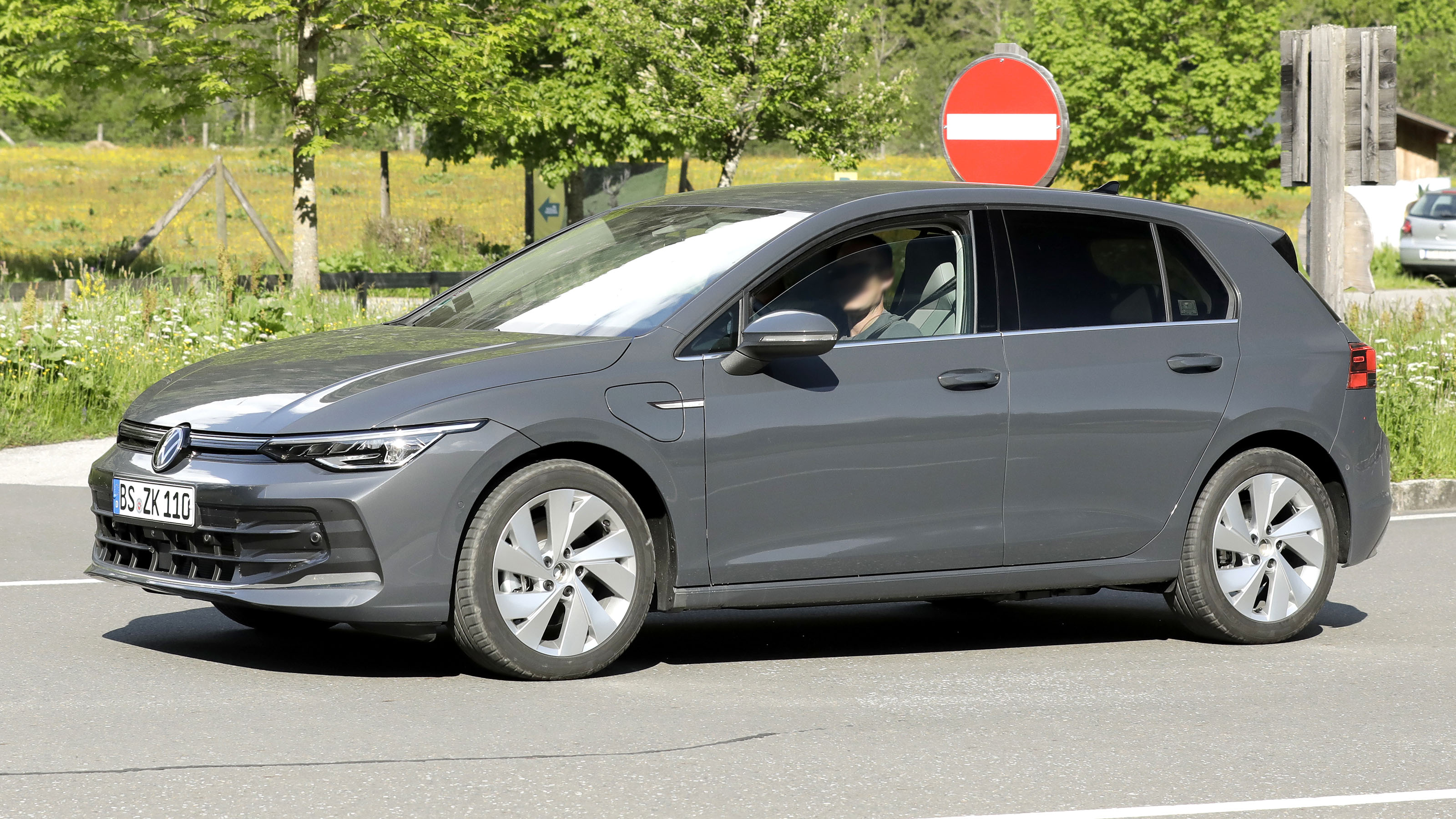 Facelifted Volkswagen Golf 8 spy shot