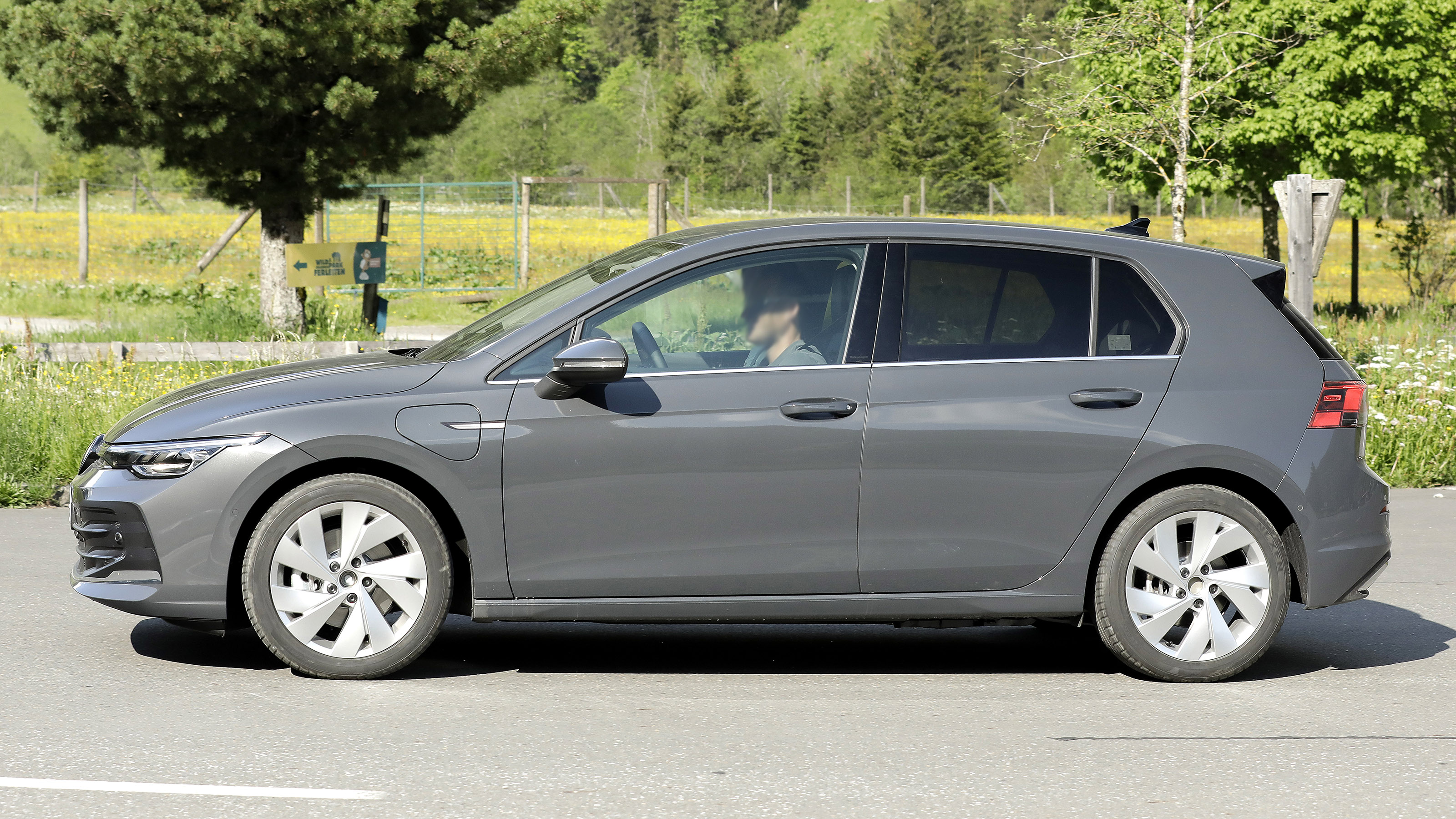 Facelifted Volkswagen Golf 8 spy shot