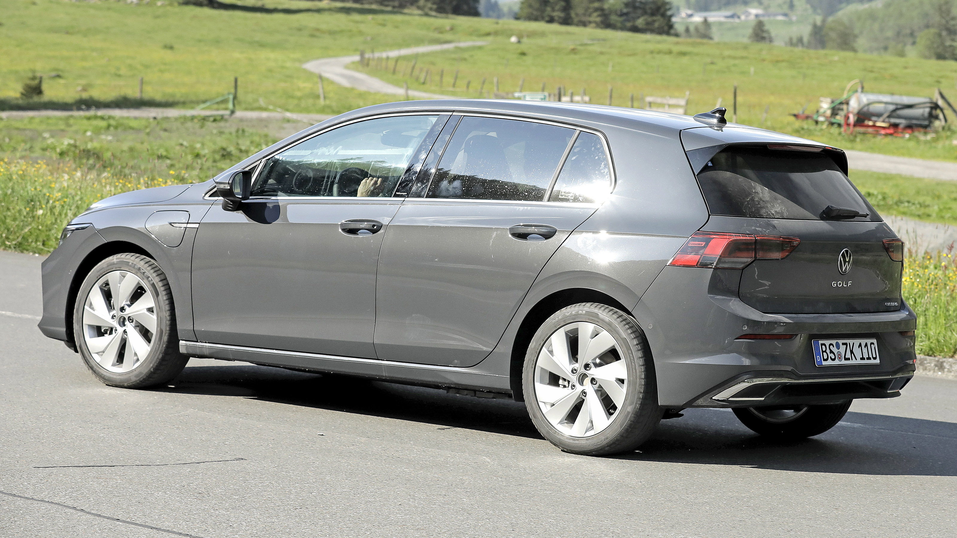Facelifted Volkswagen Golf 8 spy shot