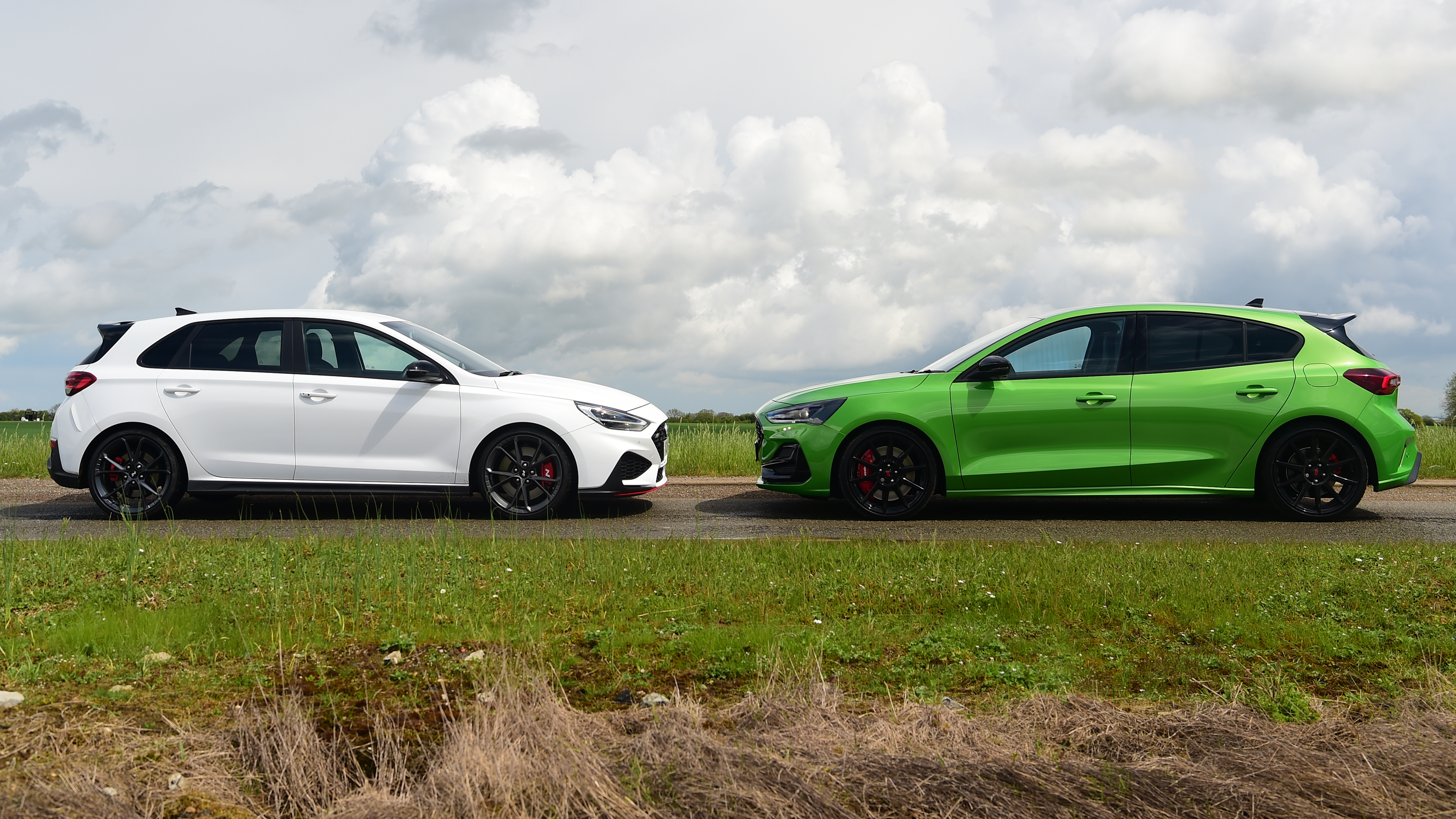 Ford Focus ST Track Pack vs Hyundai i10 - face-to-face