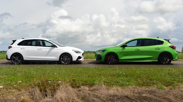 Ford Focus ST Track Pack vs Hyundai i10 - face-to-face