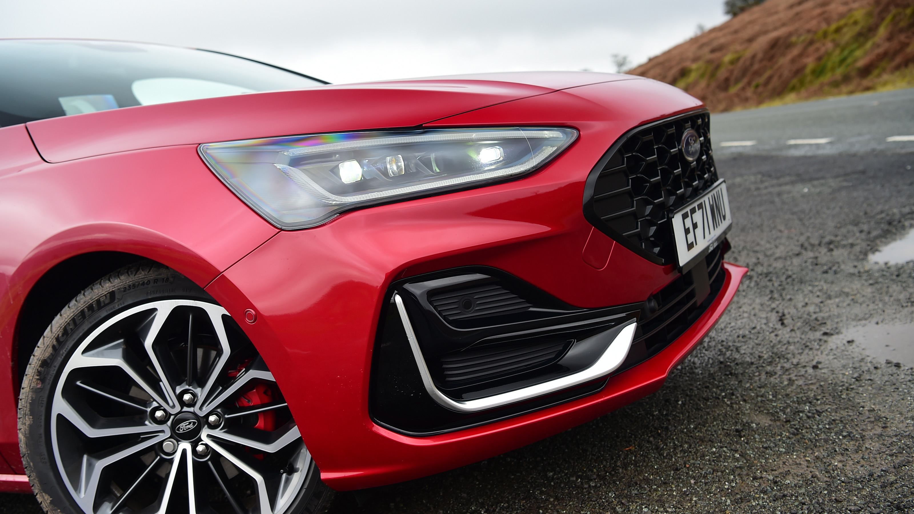 Ford Focus - front grille