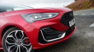 Ford Focus - front grille