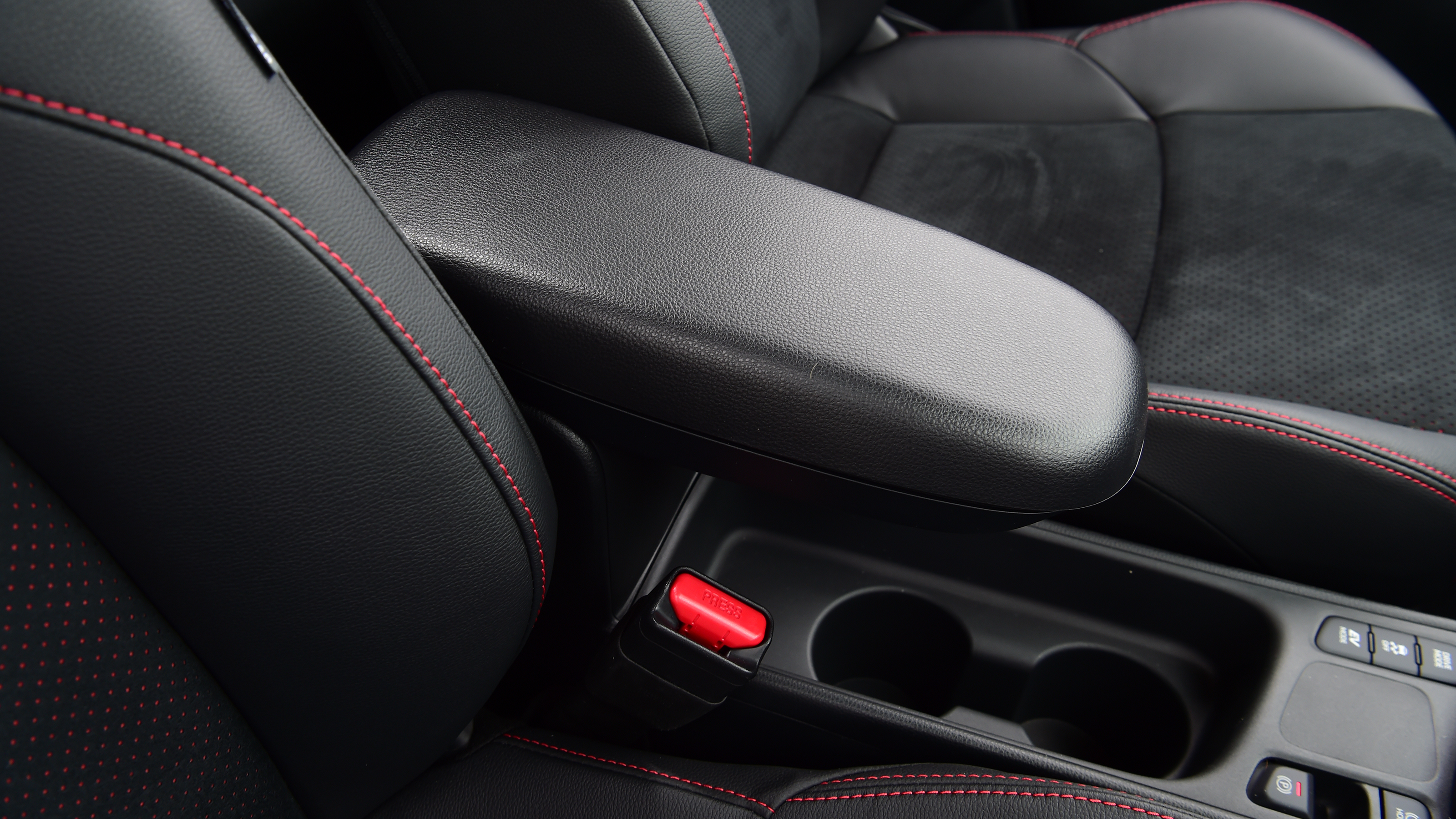 Toyota Yaris Cross - armrest