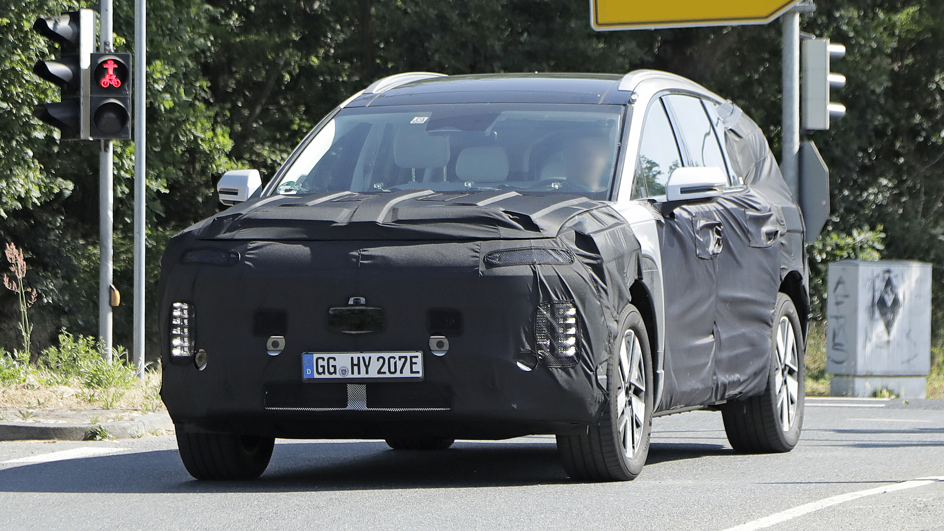 Hyundai Ioniq 9 (camouflaged) - front action