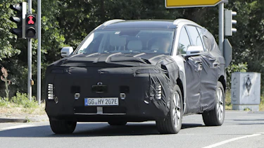 Hyundai Ioniq 9 (camouflaged) - front action