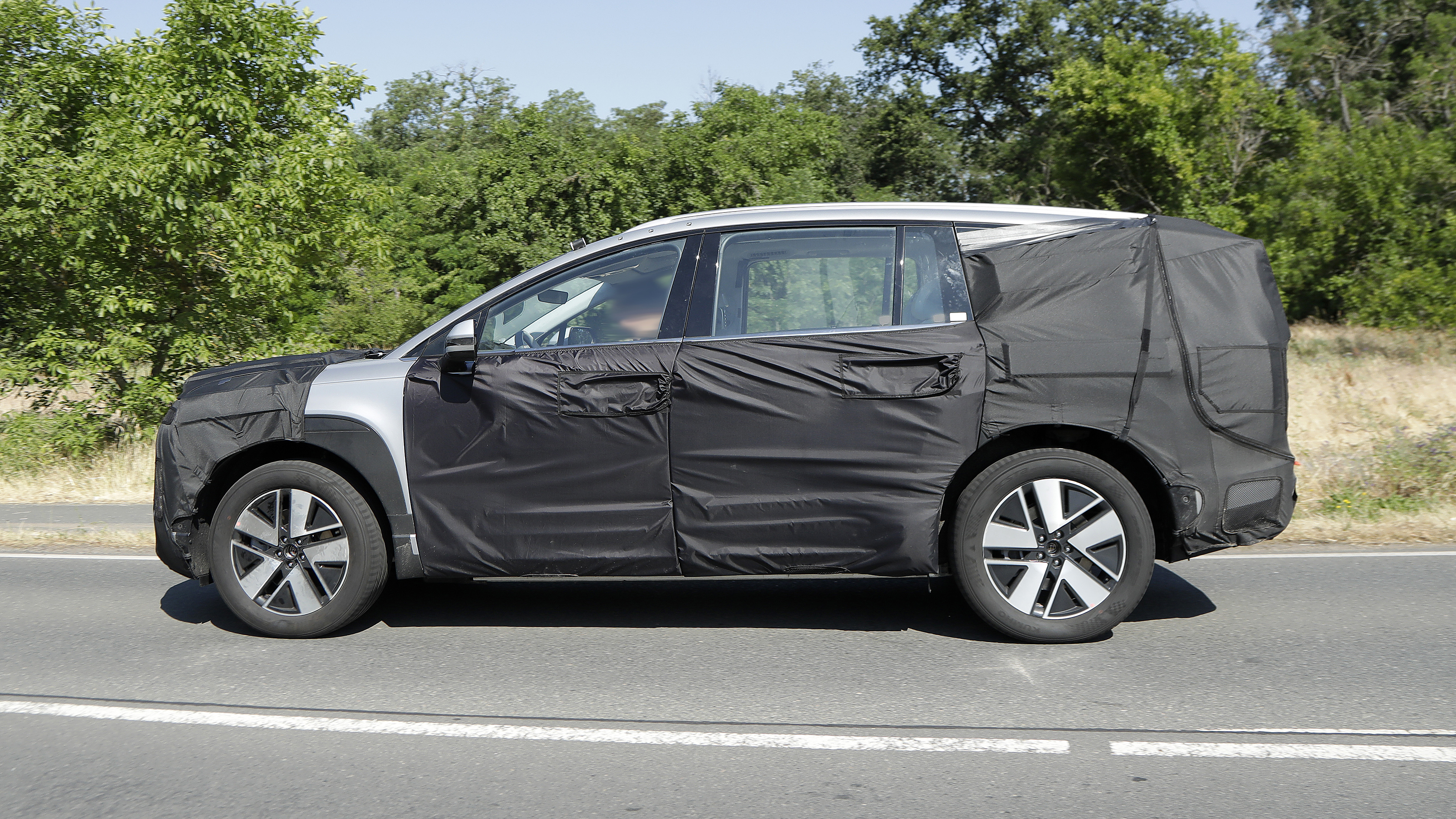 Hyundai Ioniq 9 (camouflaged) - side action