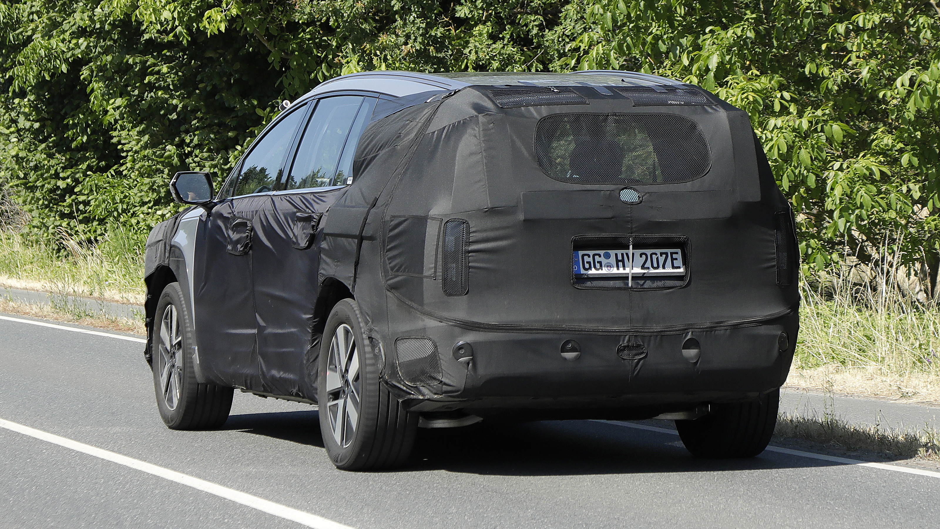 Hyundai Ioniq 9 (camouflaged) - rear action