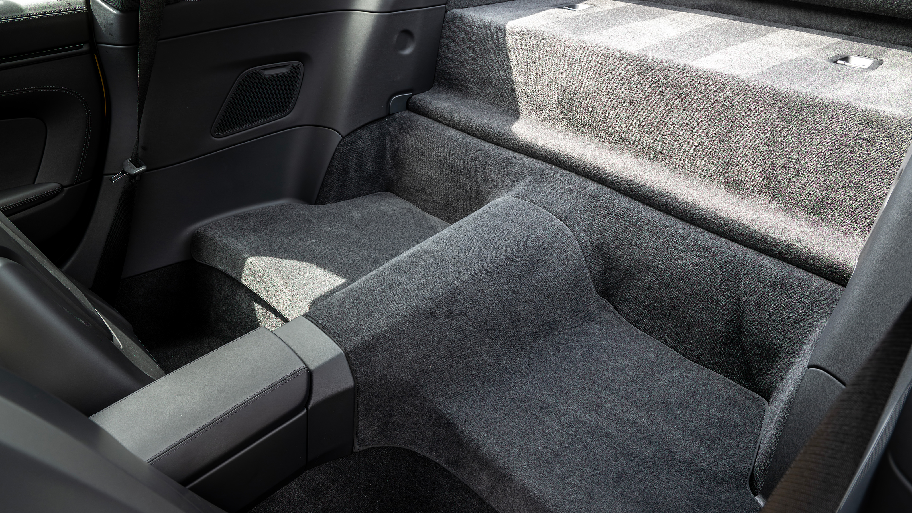 Porsche 911 Carrera T - rear cargo area