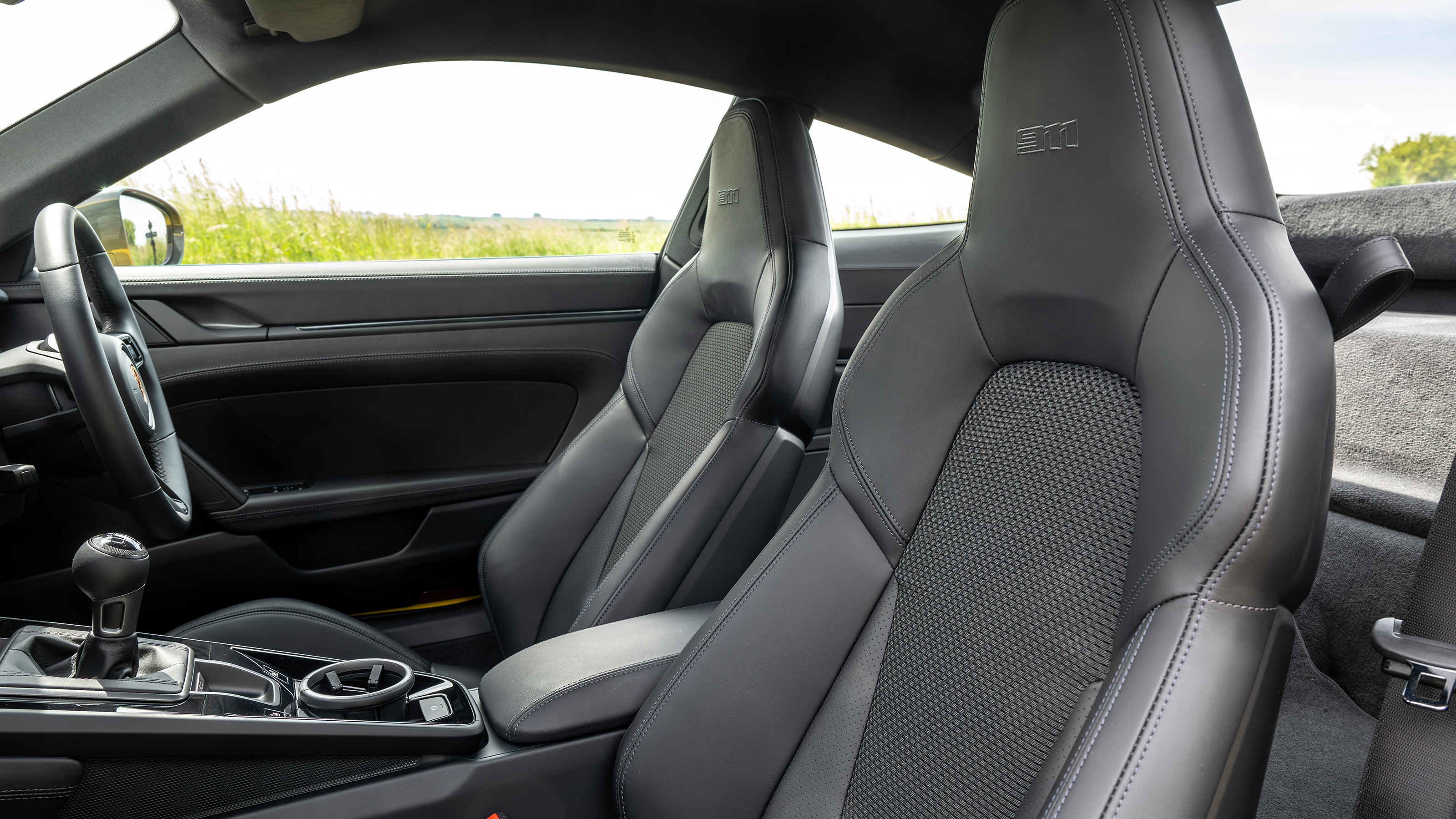 Porsche 911 Carrera T - front seats