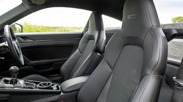 Porsche 911 Carrera T - front seats