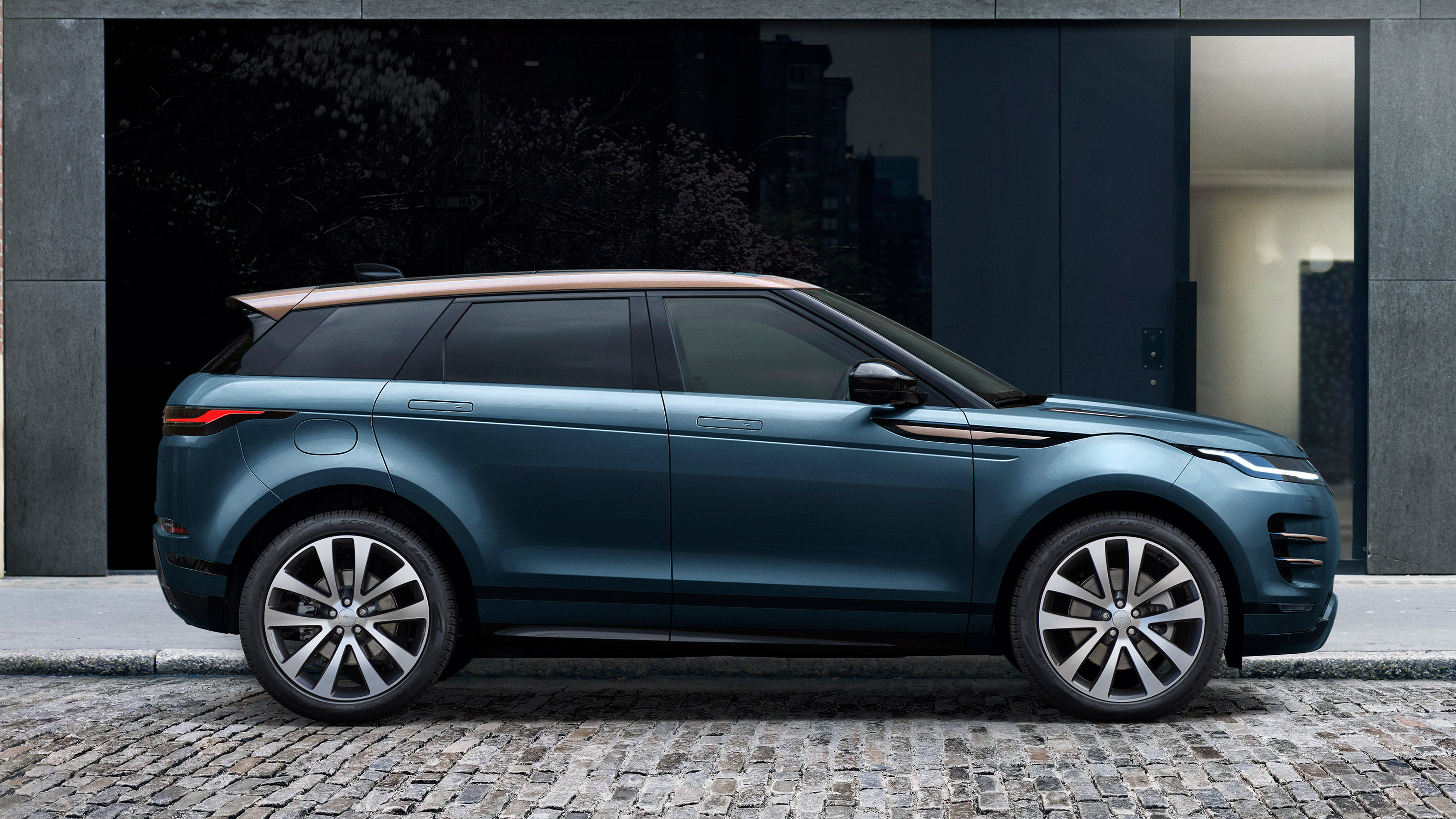 Range Rover Evoque - side static
