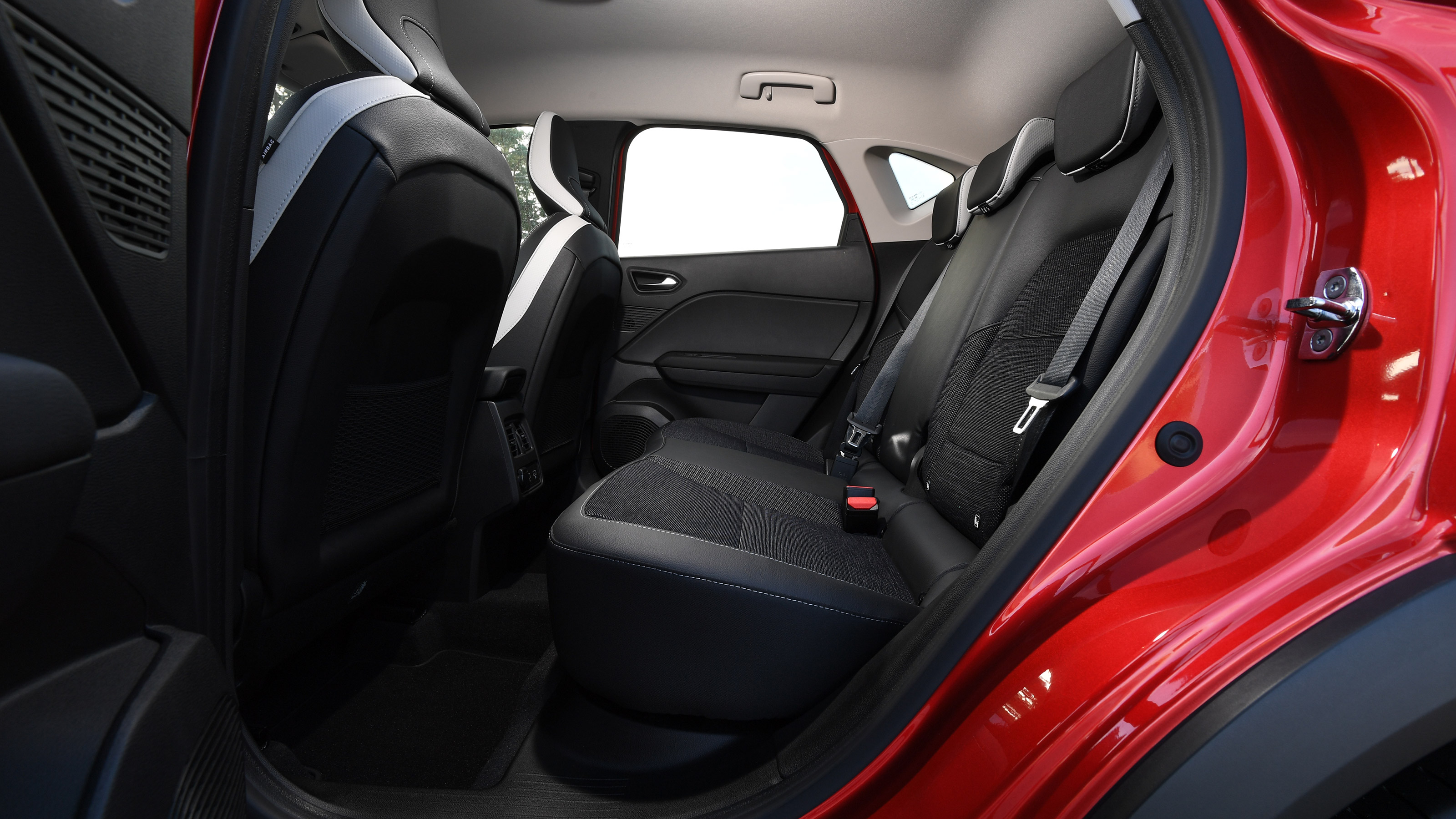 Renault Captur E-Tech - rear seats
