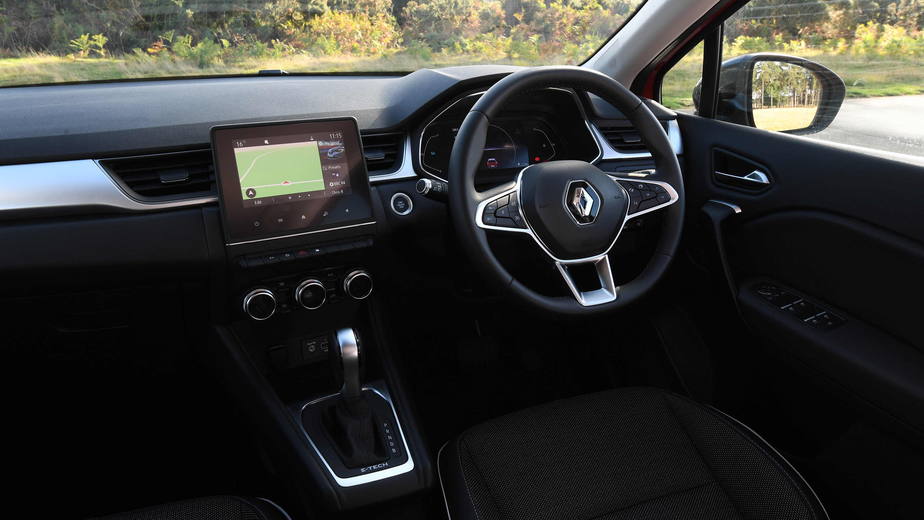 Renault Captur E-Tech - interior