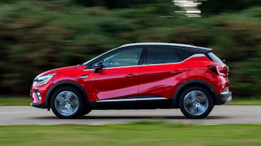 Renault Captur E-Tech - side tracking