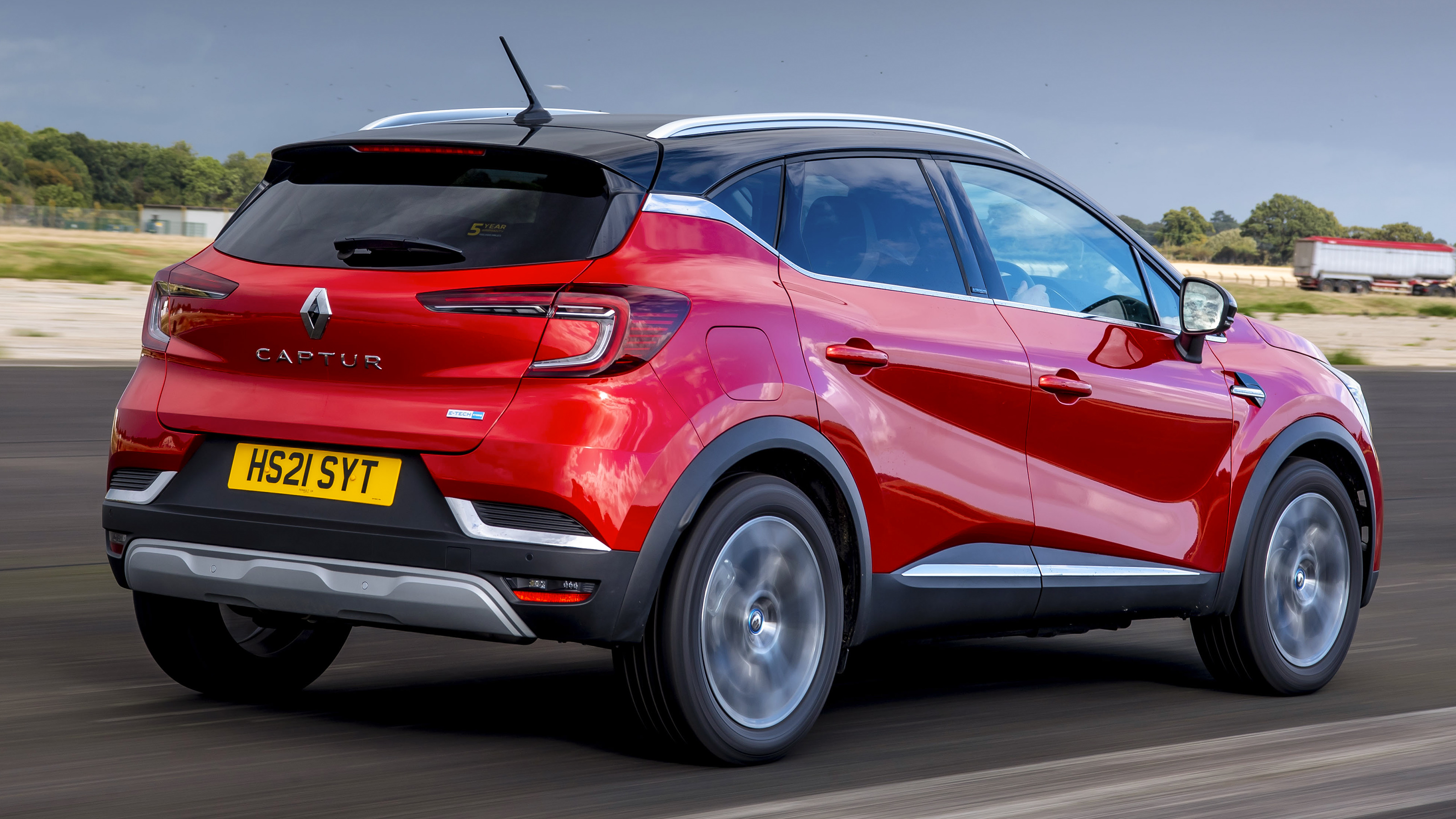 Renault Captur E-Tech - rear tracking
