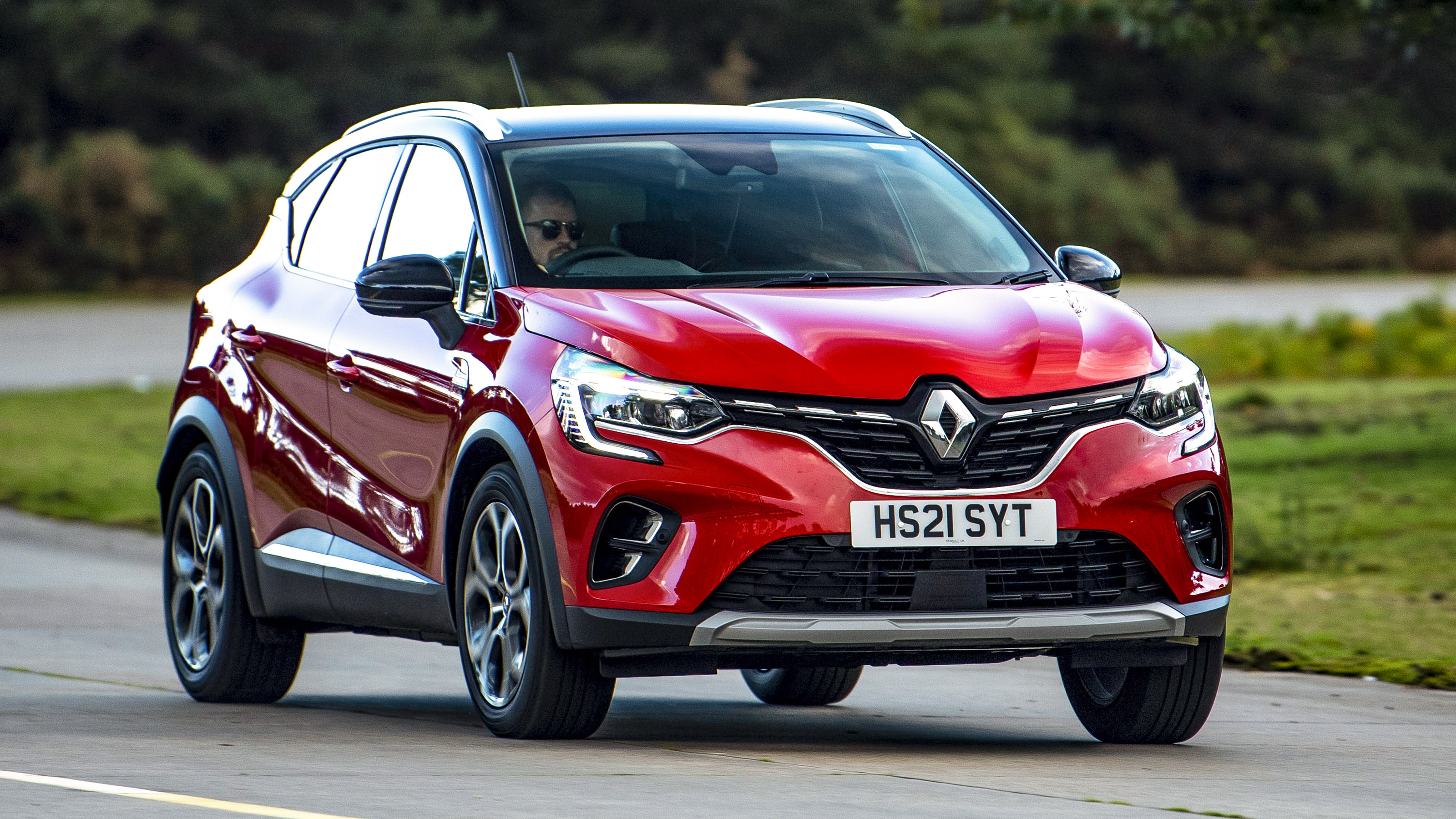 Renault Captur E-Tech - front cornering