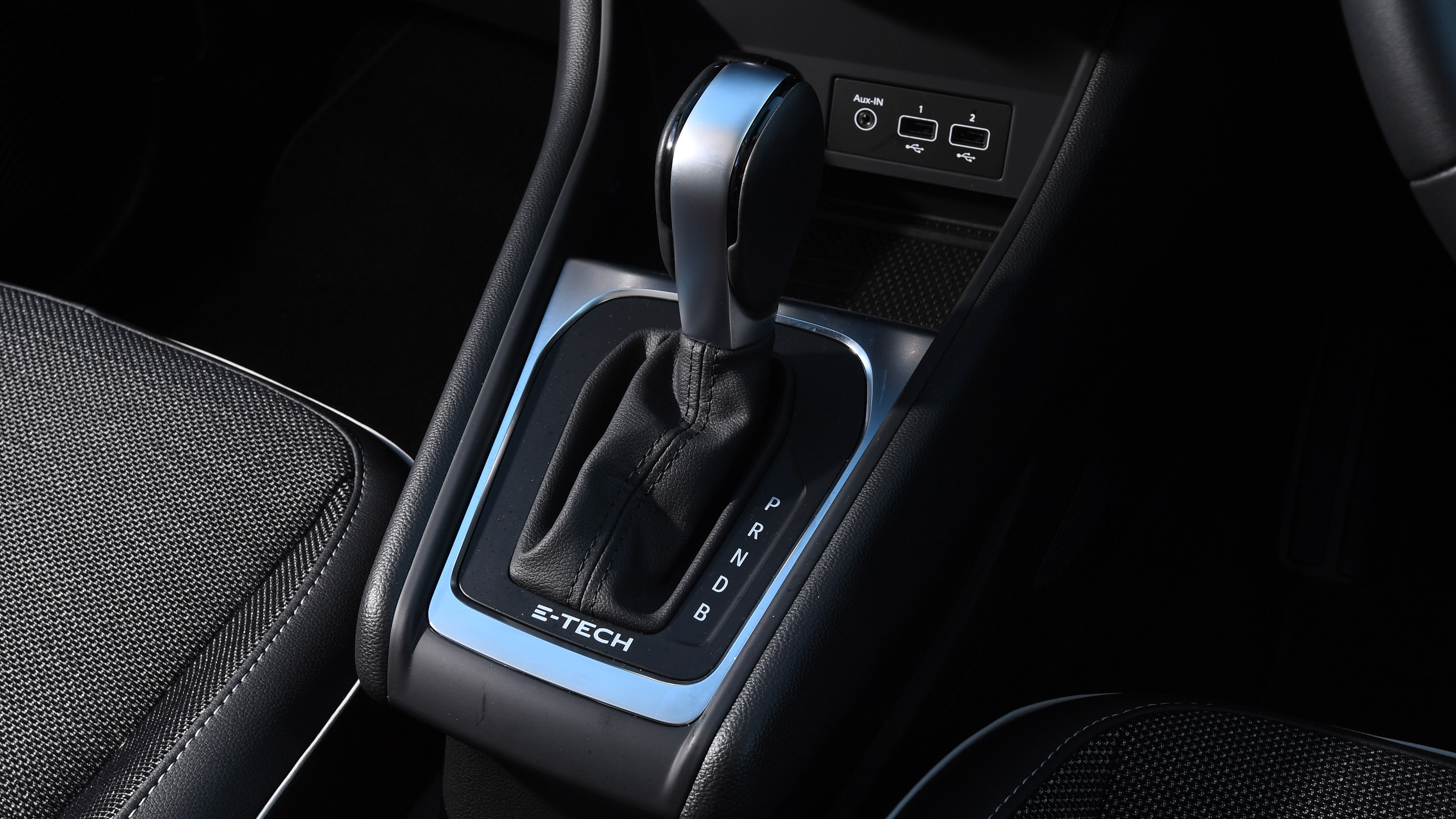 Renault Captur E-Tech - gear selector