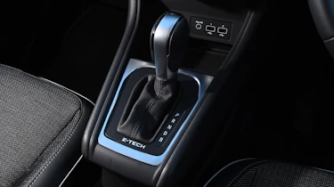 Renault Captur E-Tech - gear selector