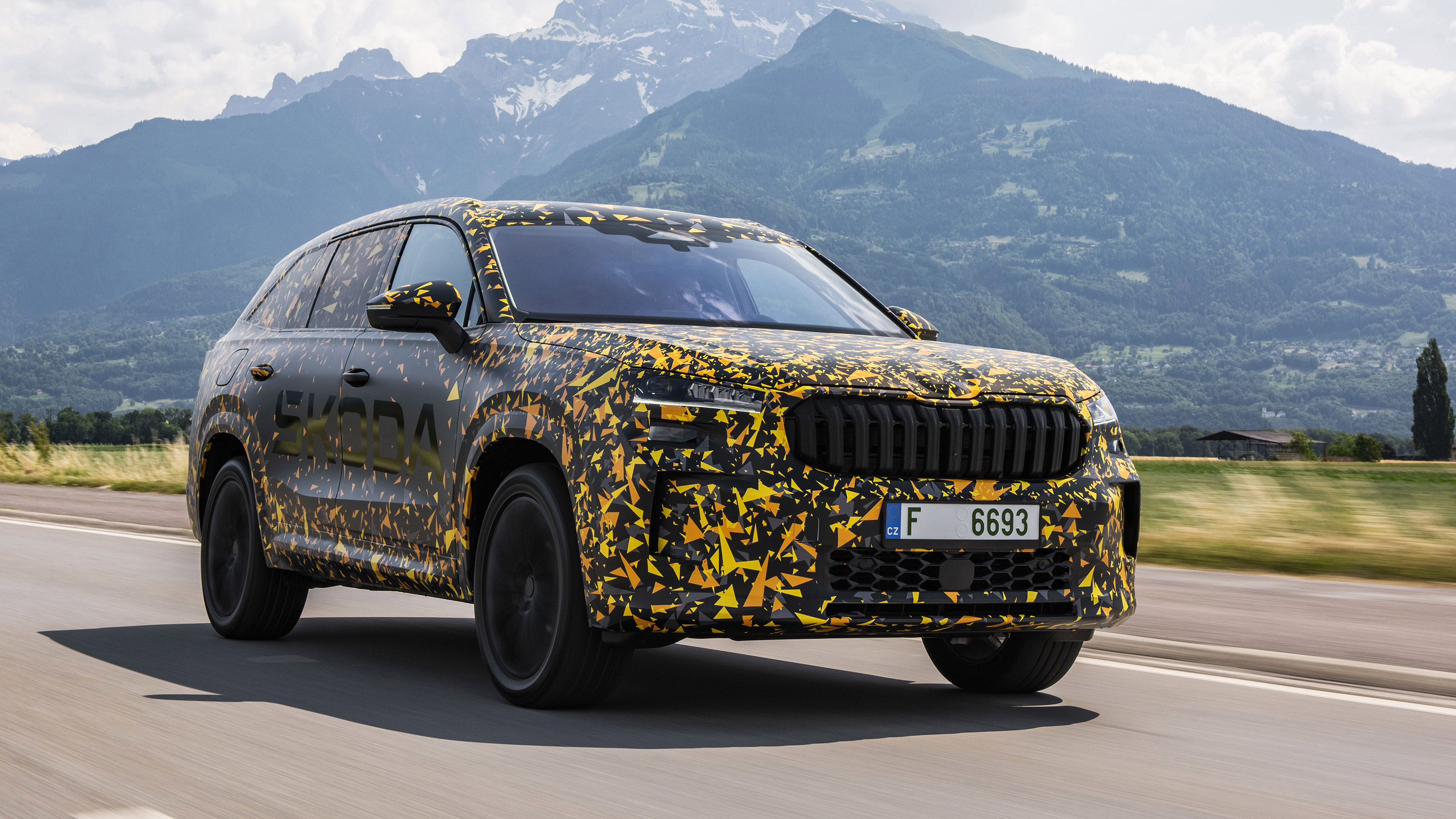 Skoda Kodiaq prototype - front tracking