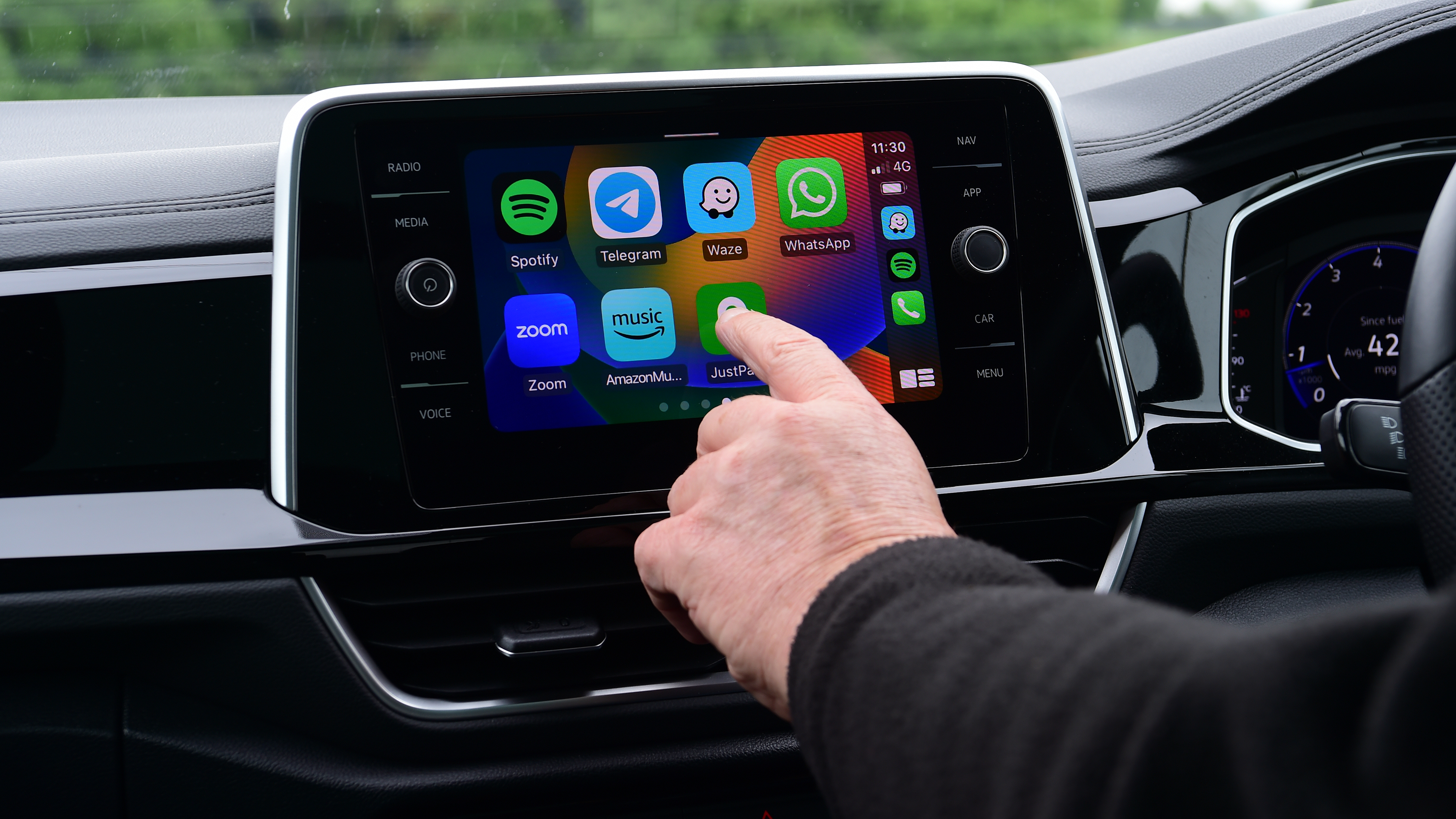 Volkswagen T-Cross - operating infotainment touchscreen