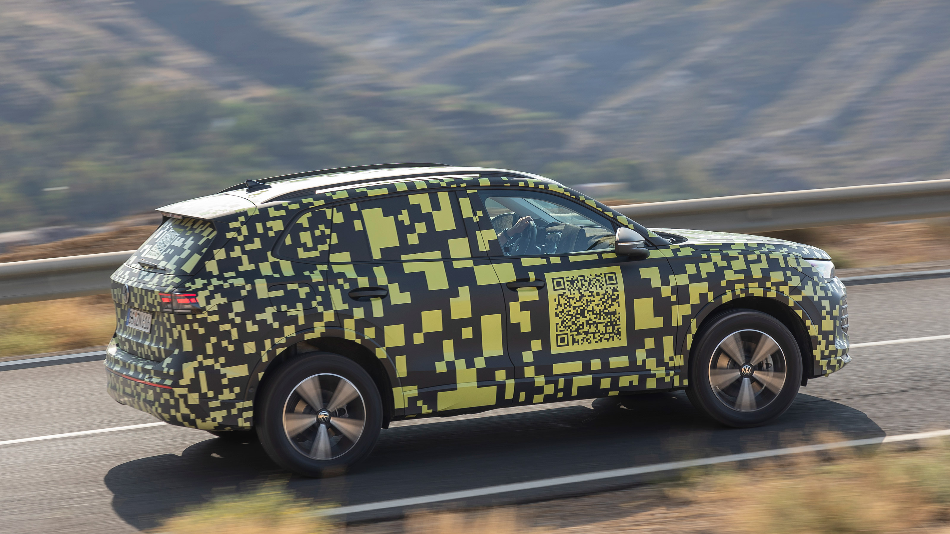Volkswagen Tiguan prototype - side action
