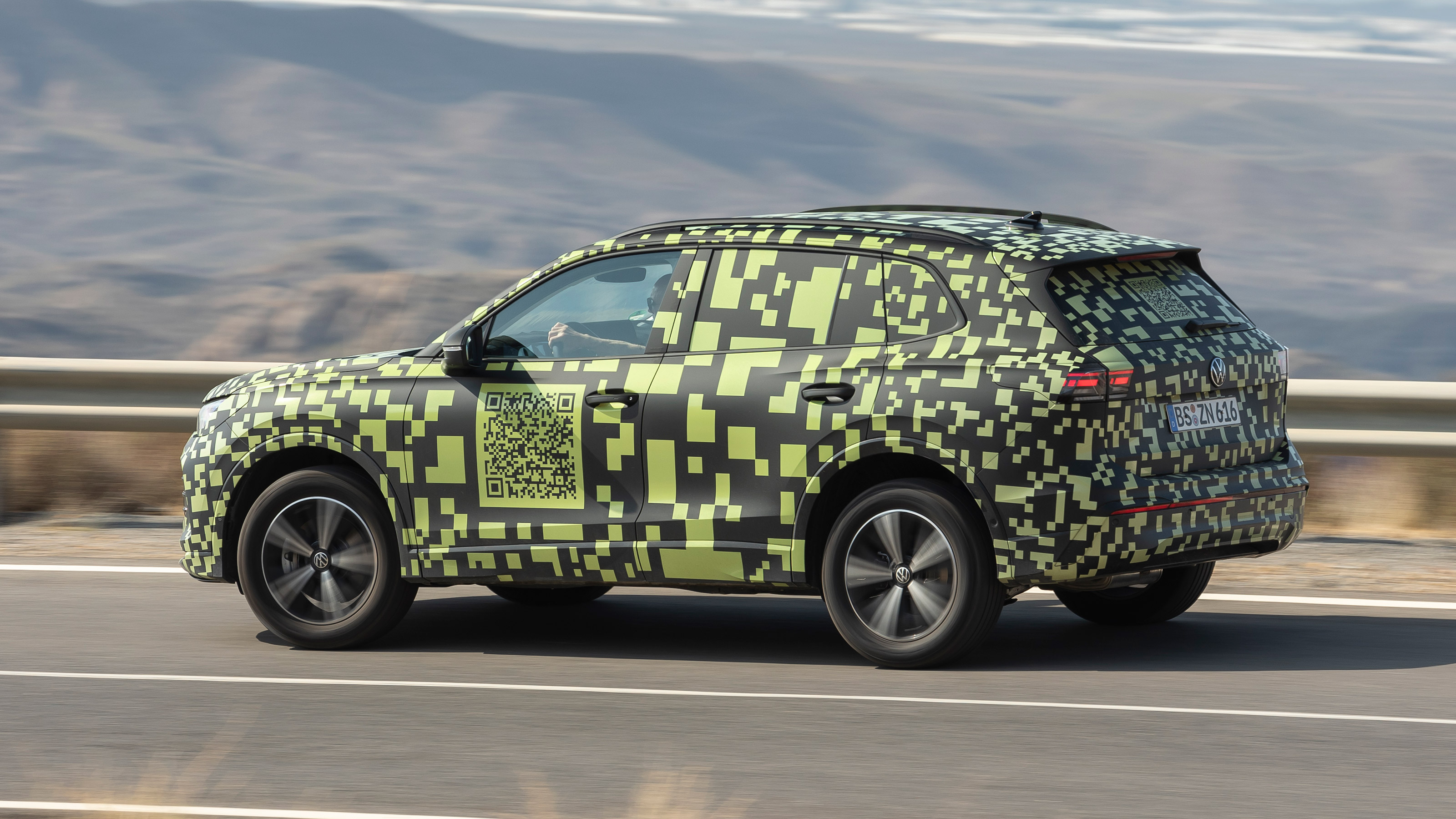 Volkswagen Tiguan prototype - side