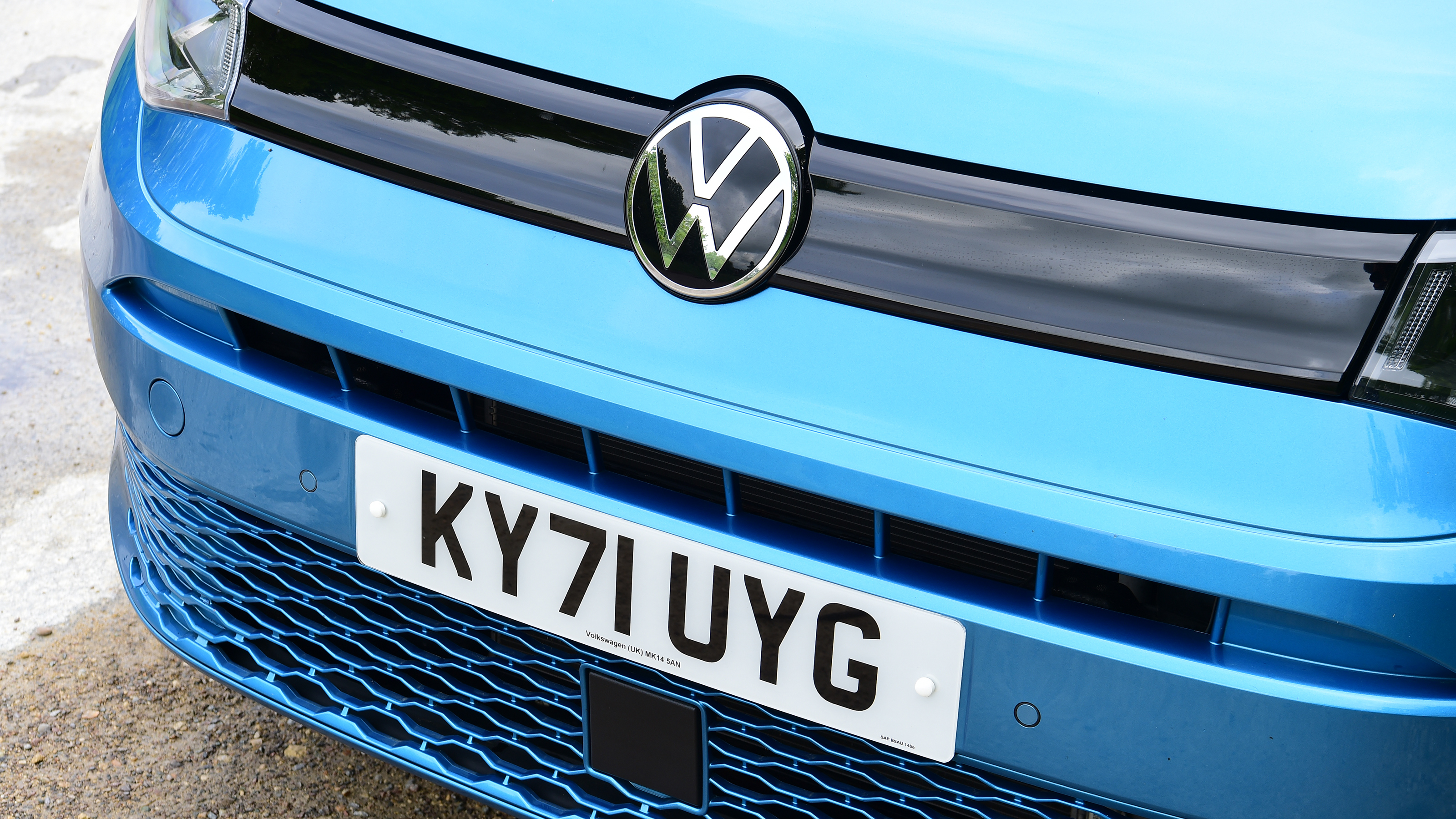 Volkswagen Caddy - front grille