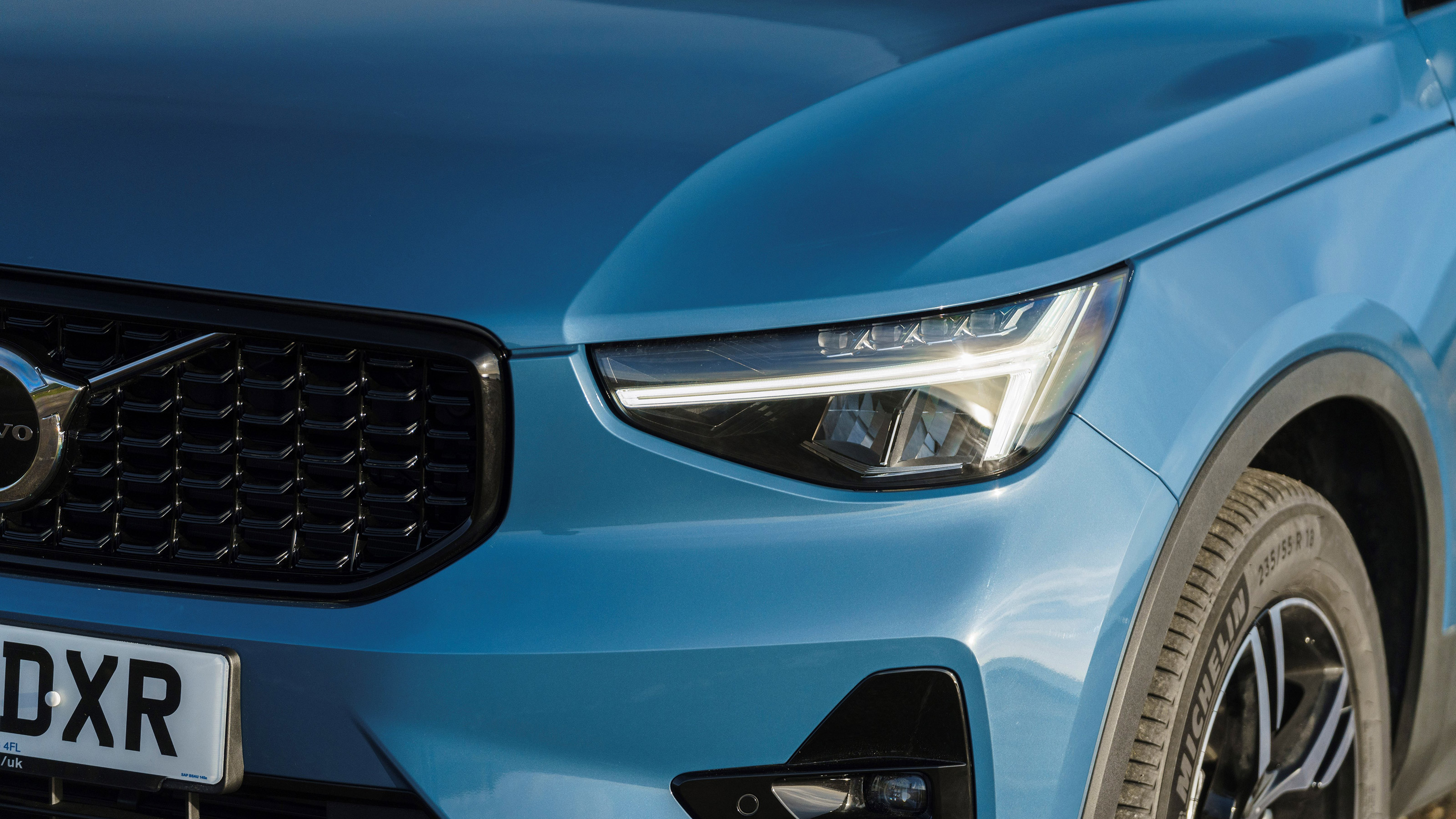 Volvo XC40 B3 MHEV - front light
