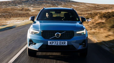Volvo XC40 B3 MHEV - full front