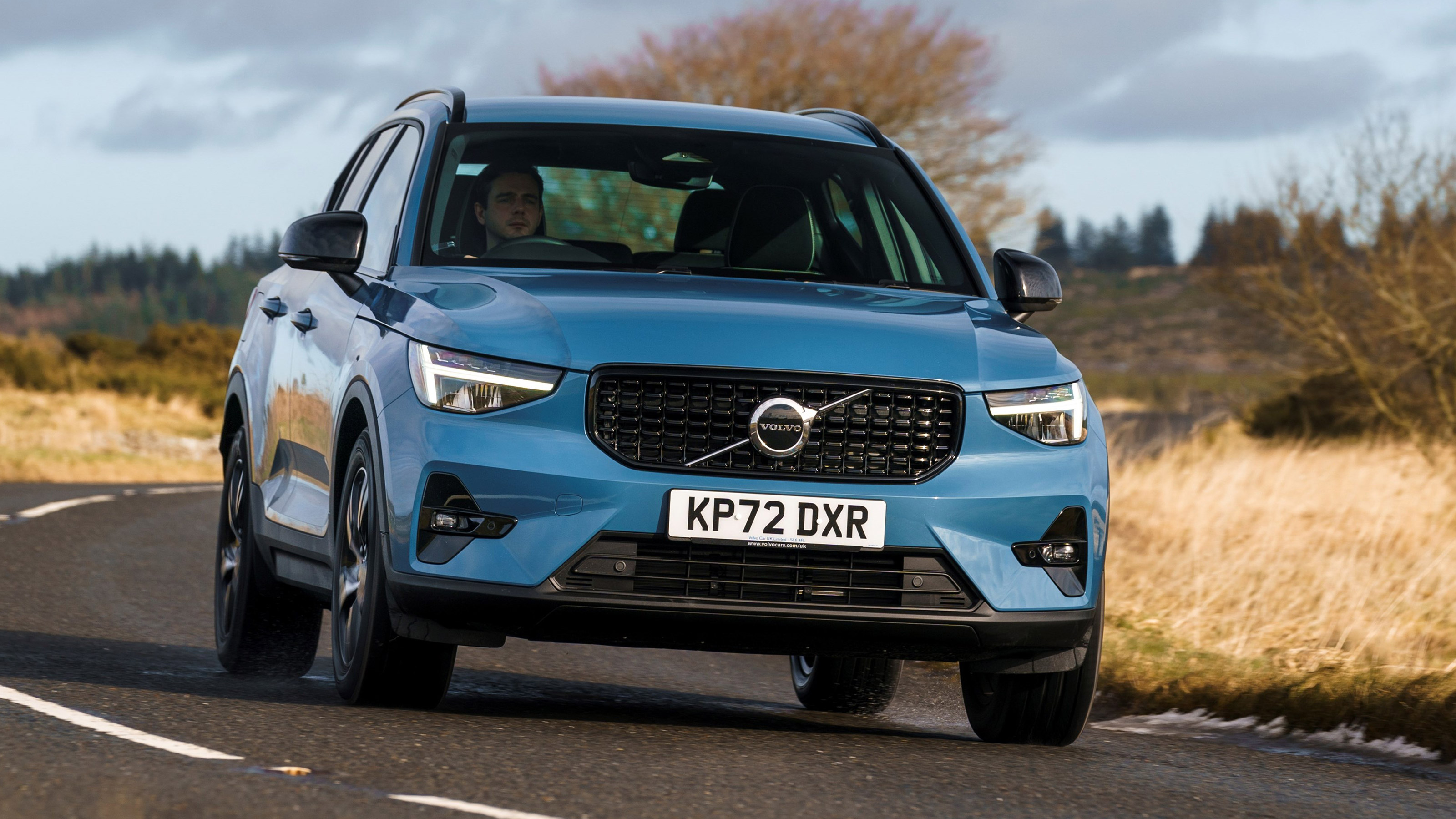 Volvo XC40 B3 MHEV - front cornering