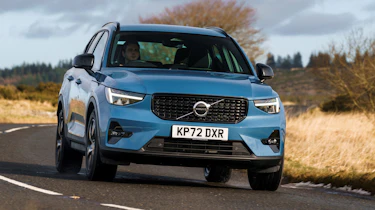 Volvo XC40 B3 MHEV - front cornering